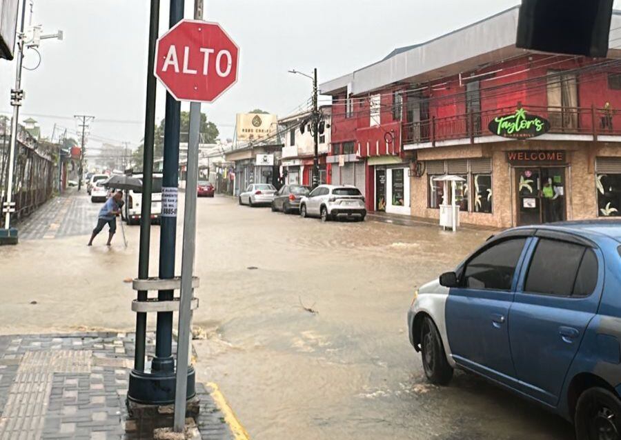Las lluvias provocadas por el empuje frío #4 que afecta al país, genera fuertes lluvias que inundaron el centro de Limón.