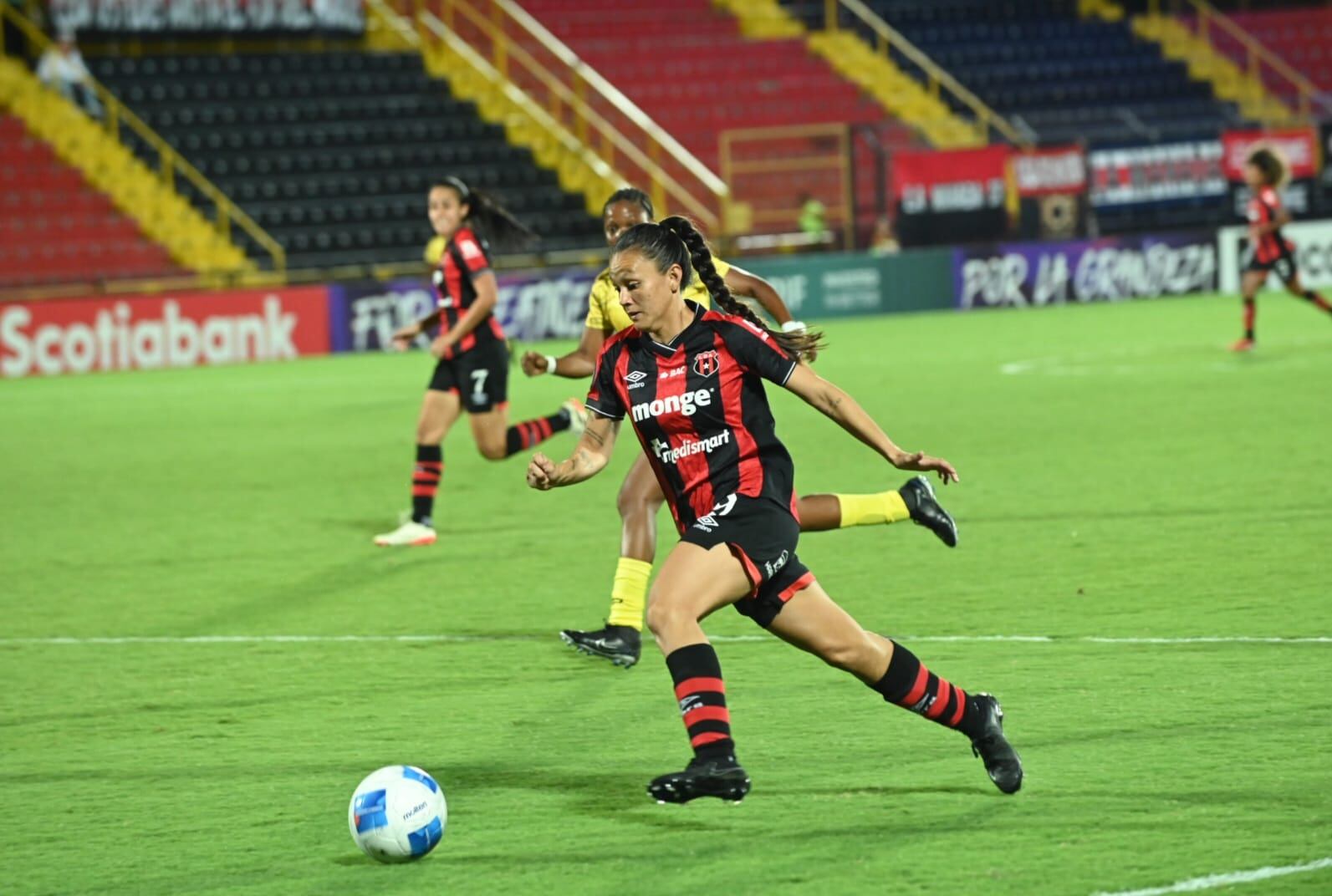 Sofía Varela es una de las ofensivas de Alajuelense en su debut en la Copa de Campeones de Concacaf.