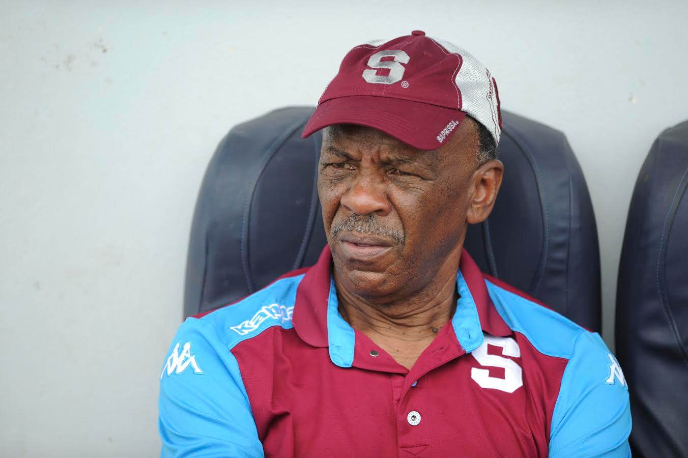Carlos Watson observa el partido entre Saprissa y Pérez Zeledón.