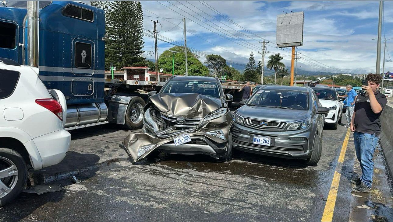 Falla en el sistema de frenos de un tráiler habría ocasionado choque múltiple a pocos metros del peaje, en Alajuela.