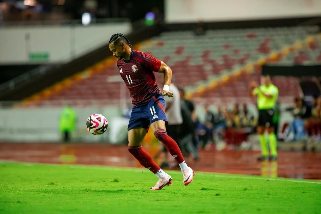 Ariel Lassiter, delantero de la Selección Nacional se fracturó un dedo de la mano izquierda. Instagram Ariel Lassiter.