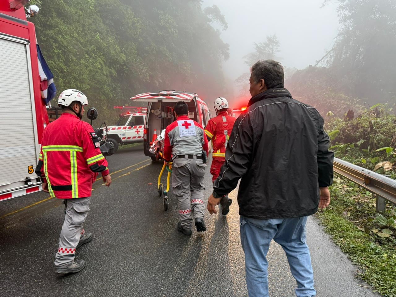 Personal de la Cruz Roja Costarricense atendió la colisión de tres vehículos en el kilómetro 28 de la Ruta 32 este 14 de diciembre, donde dos personas fueron trasladadas en condición crítica a centros hospitalarios. Fotografía:
