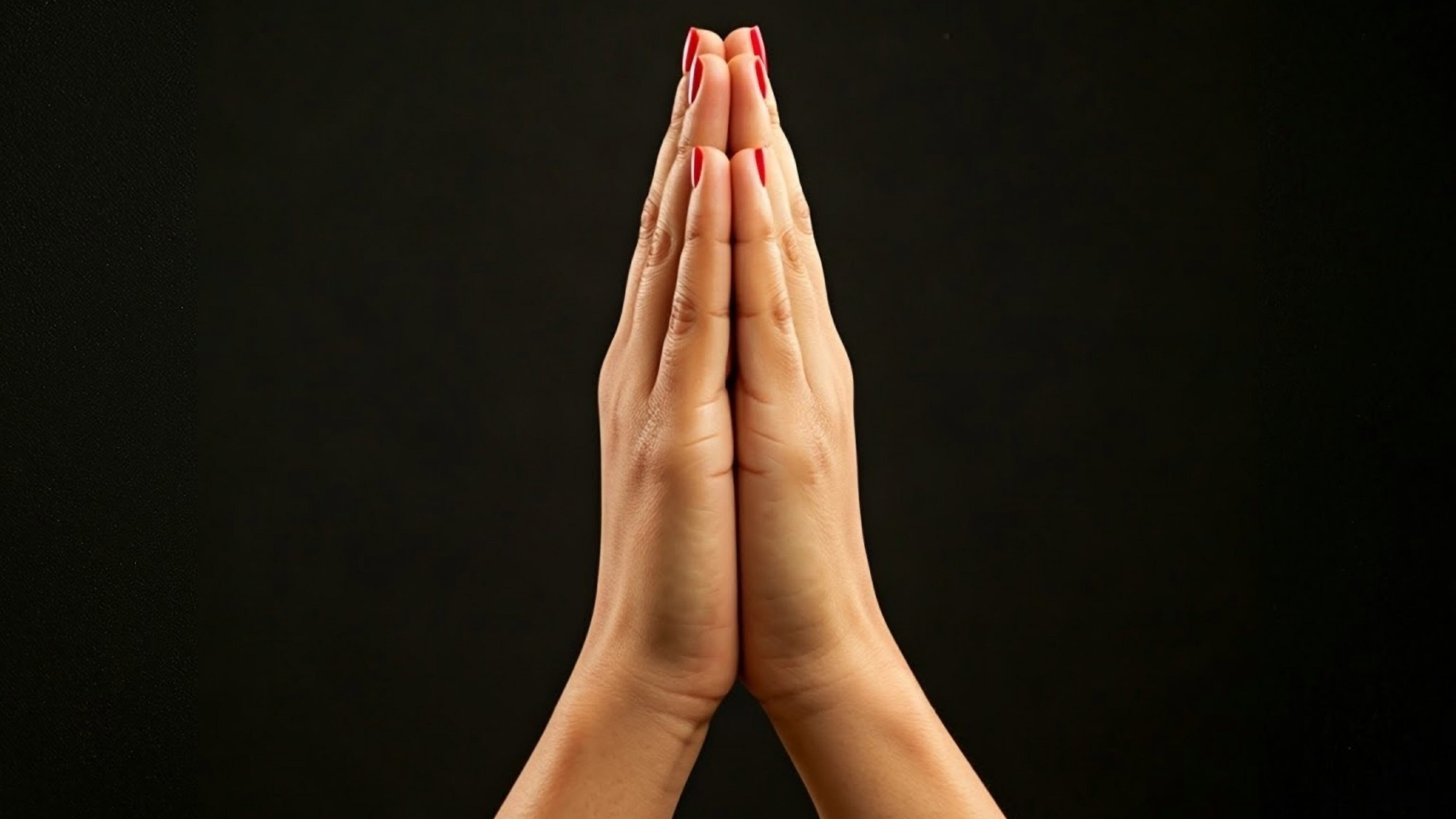 Manos juntas en actitud de oración. Mujer rezando, orando, con manos juntas