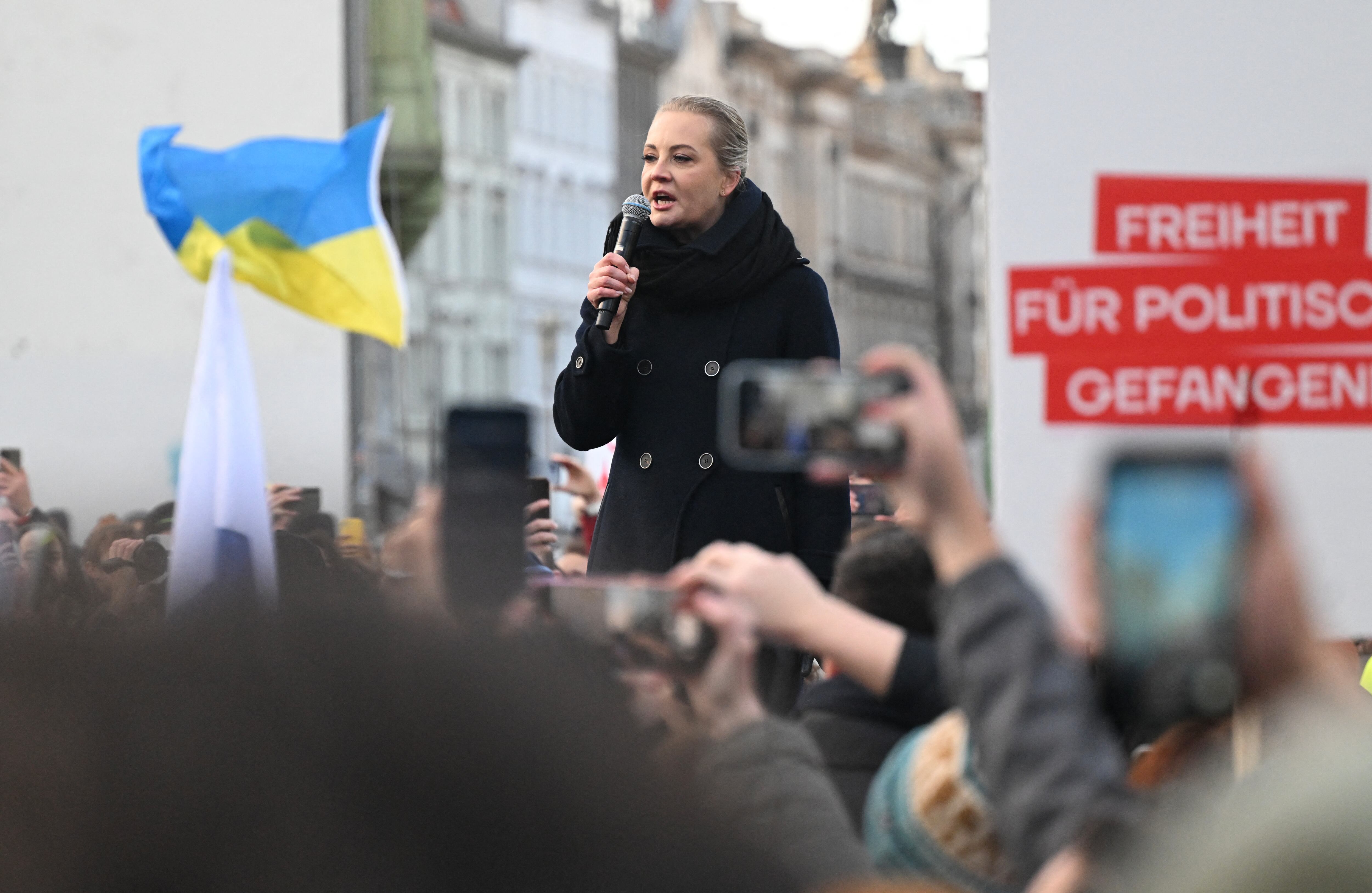 Yulia Navalnaya, viuda del líder opositor ruso Alexei Navalny, se dirige a manifestantes en Berlín durante una protesta de la oposición rusa en el exilio contra la invasión de Ucrania por parte de Moscú. Foto: RALF HIRSCHBERGER / AFP