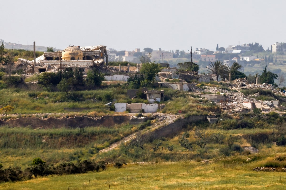 Edificios destruidos se observan en la aldea de Yaroun, en el sur del Líbano, vistos desde el otro lado de la frontera en la región de la Alta Galilea, en el norte de Israel, el 13 de mayo de 2026.