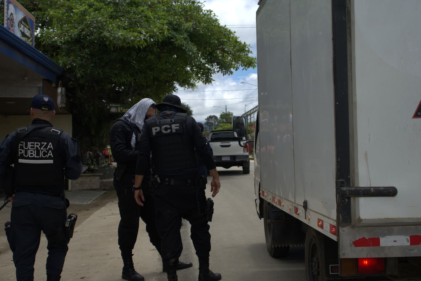 Policías de Fuerza Pública y la Policía de Control Fiscal mantienen un retén para revisar vehículos y descartar posible contrabando de cigarrillos y licores.