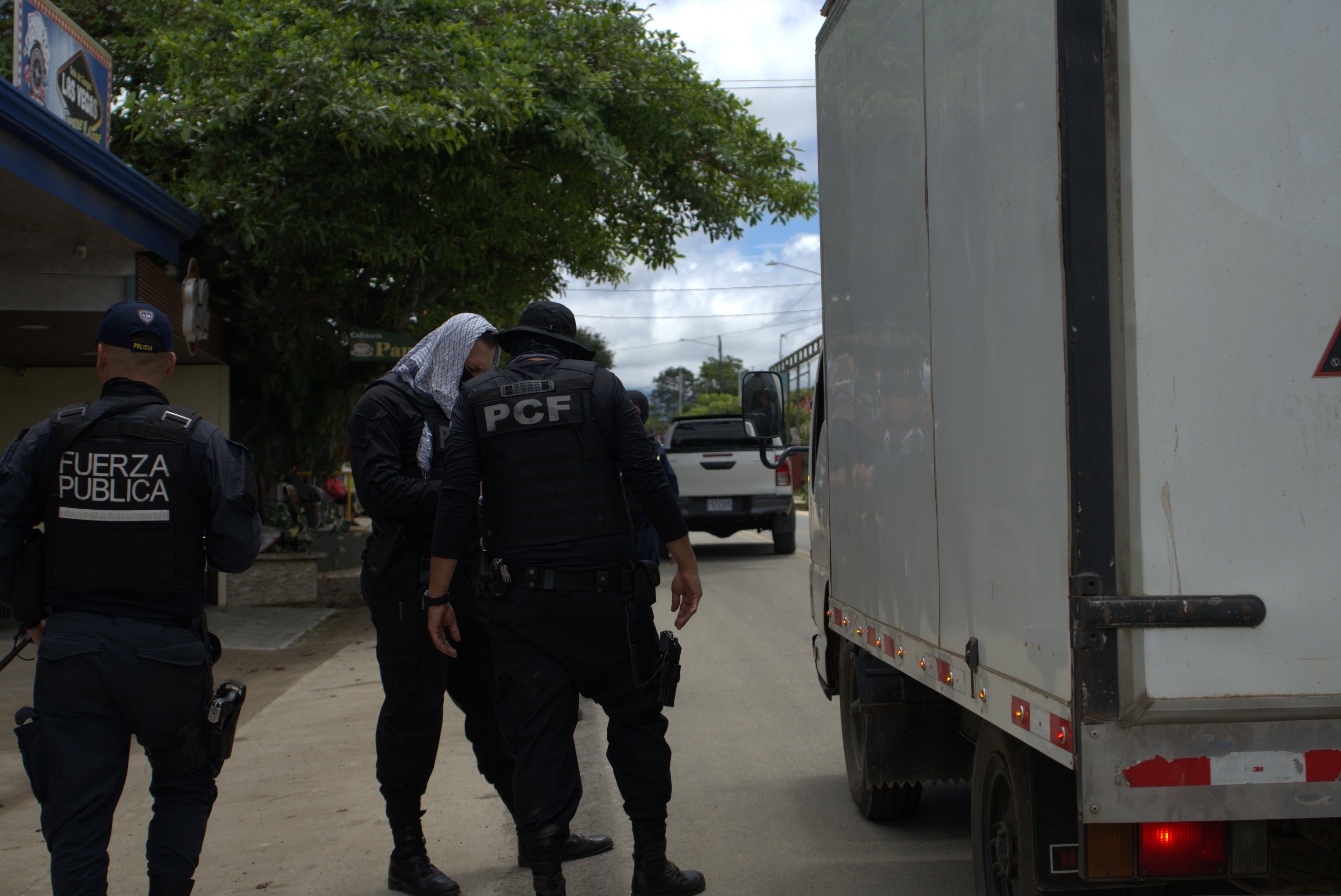 Policías de Fuerza Pública y la Policía de Control Fiscal mantienen un retén para revisar vehículos y descartar posible contrabando de cigarrillos y licores.