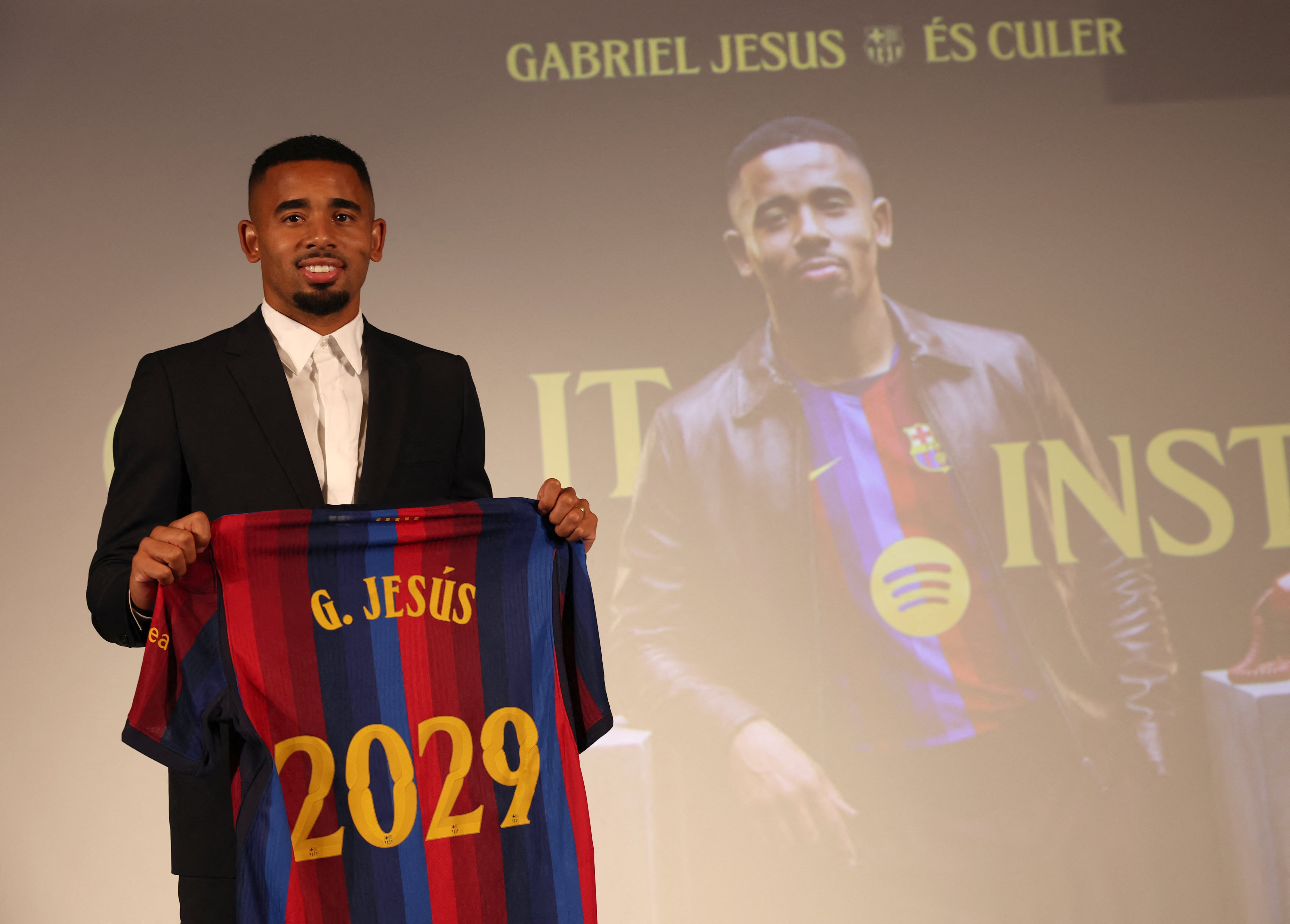 El delantero brasileño Gabriel Jesus sostiene su camisa durante su presentación como nuevo jugador del FC Barcelona, este 1.° de setiembre.