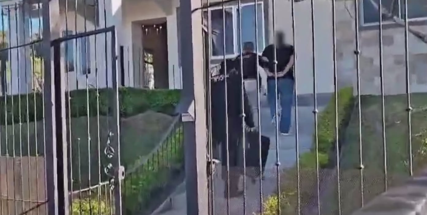 Padre e hijo fueron detenidos por amenazas y agresión con arma de fuego.