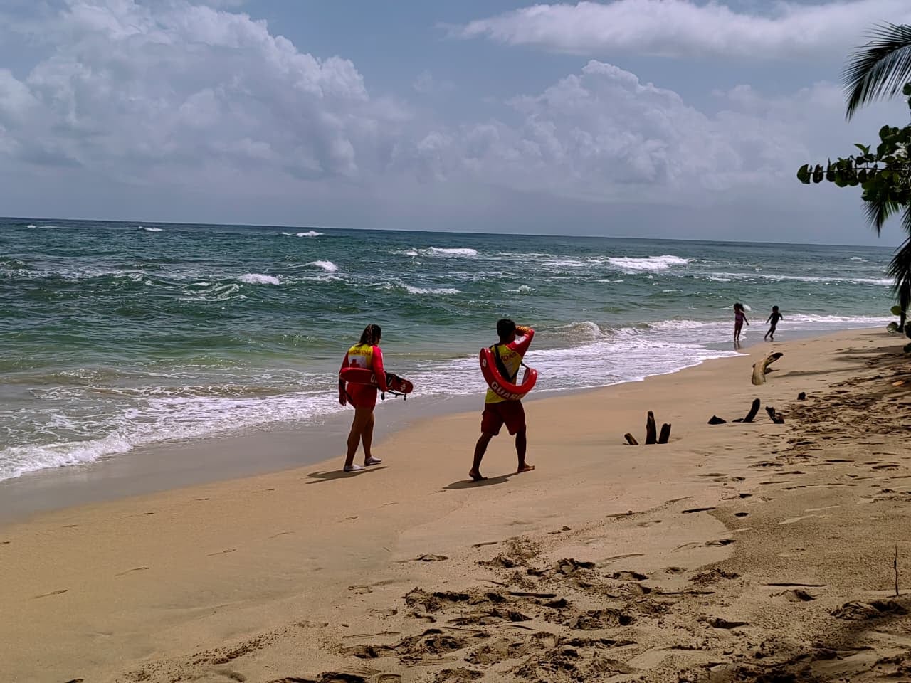 Socorristas de la Cruz Roja Costarricense en labores de búsqueda en playa Moín, frente al muelle de APM Terminals, este viernes tras la desaparición de un hombre en el mar. Fotografía: