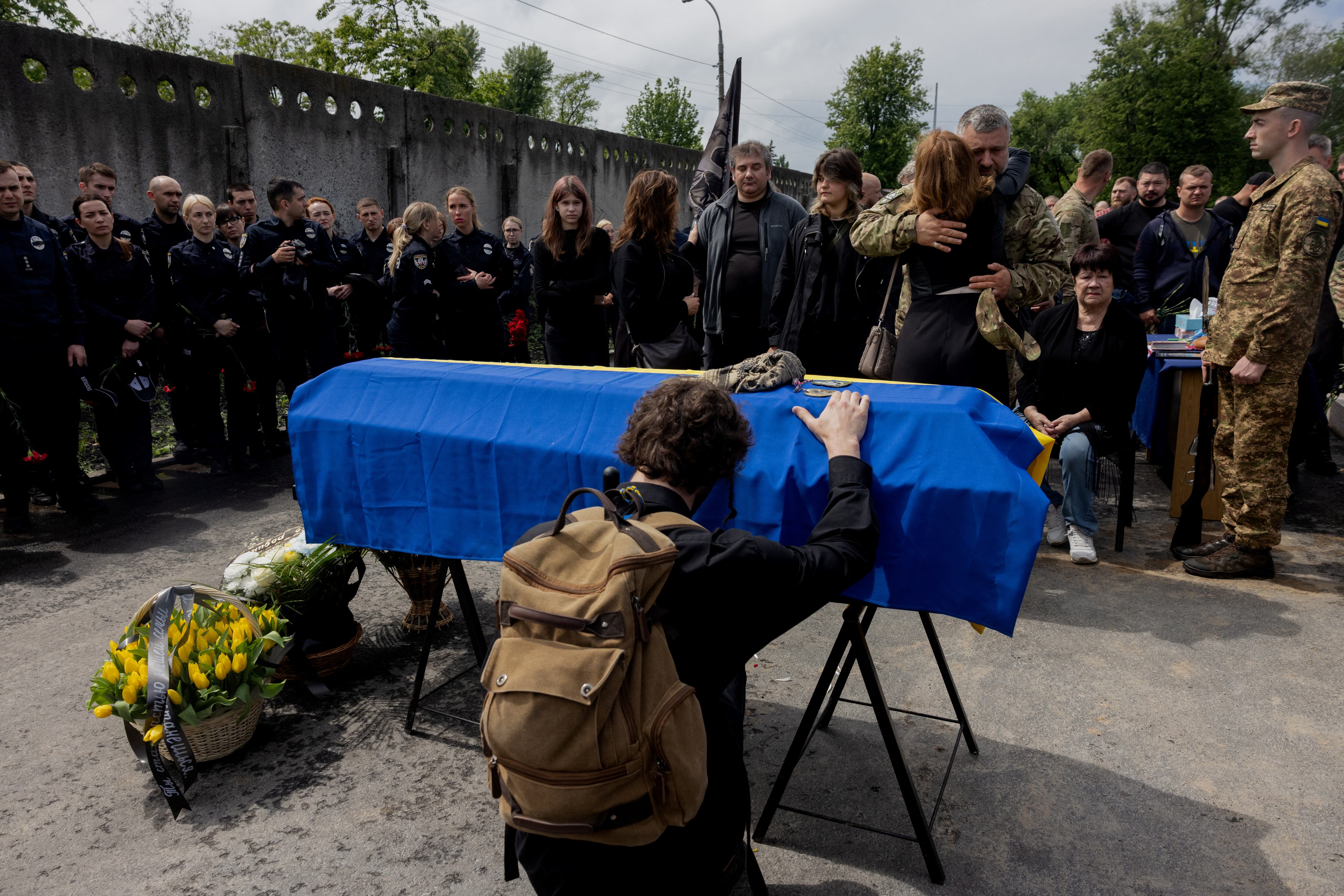 Familiares y amigos junto al féretro del militar ucraniano Yaroslav Shvets, de 26 años, actor y zapador, fallecido a consecuencia de las heridas recibidas en el frente, durante la ceremonia fúnebre celebrada en Kiev el pasado 29 de mayo. Fotografía: