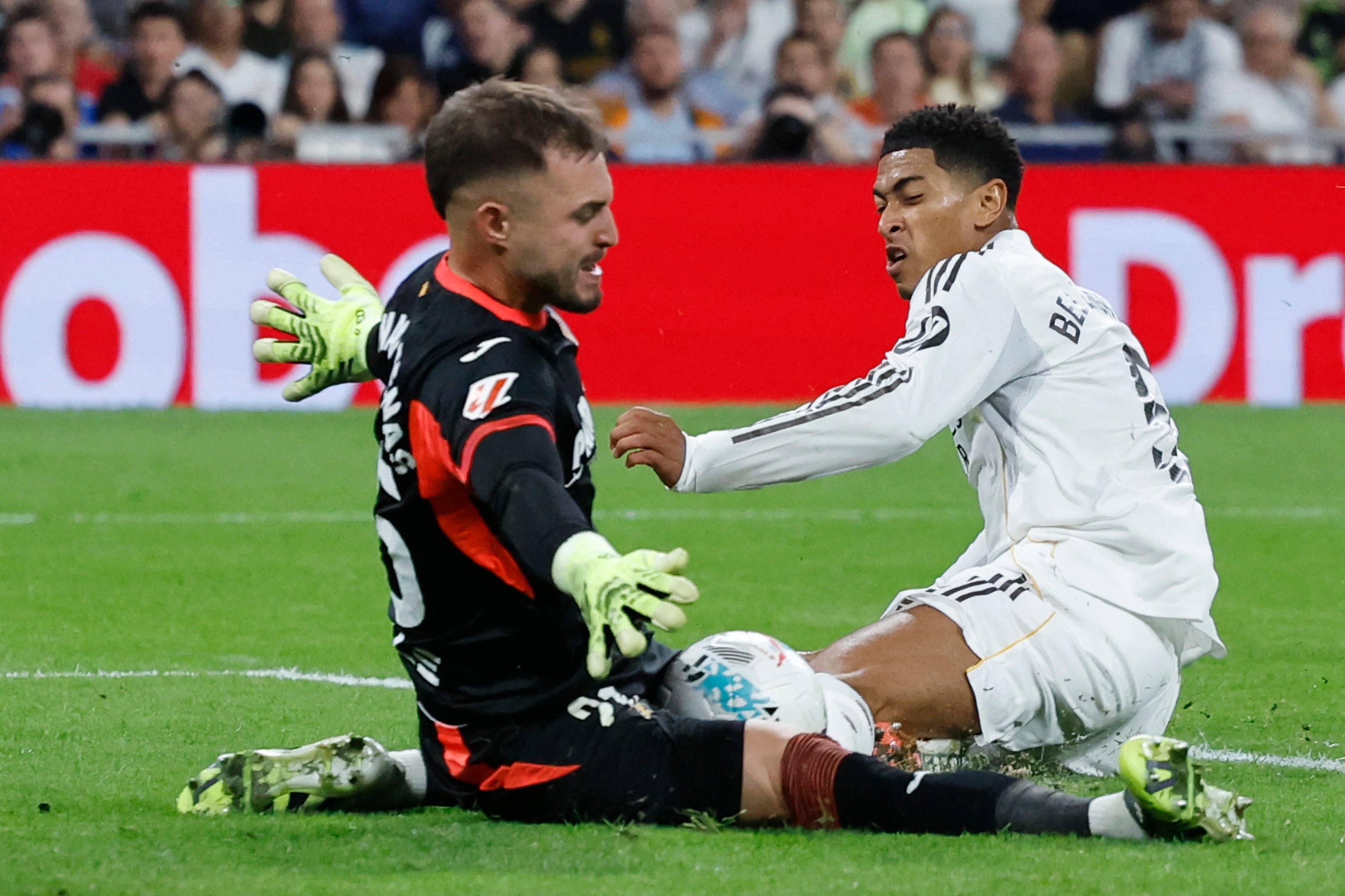 El guardameta del Villarreal Arnau Tenas bloquea al inglés Jude Bellingham del Villarreal, durante el compromiso por la Liga Española en el Estadio Santiago Bernabéu.