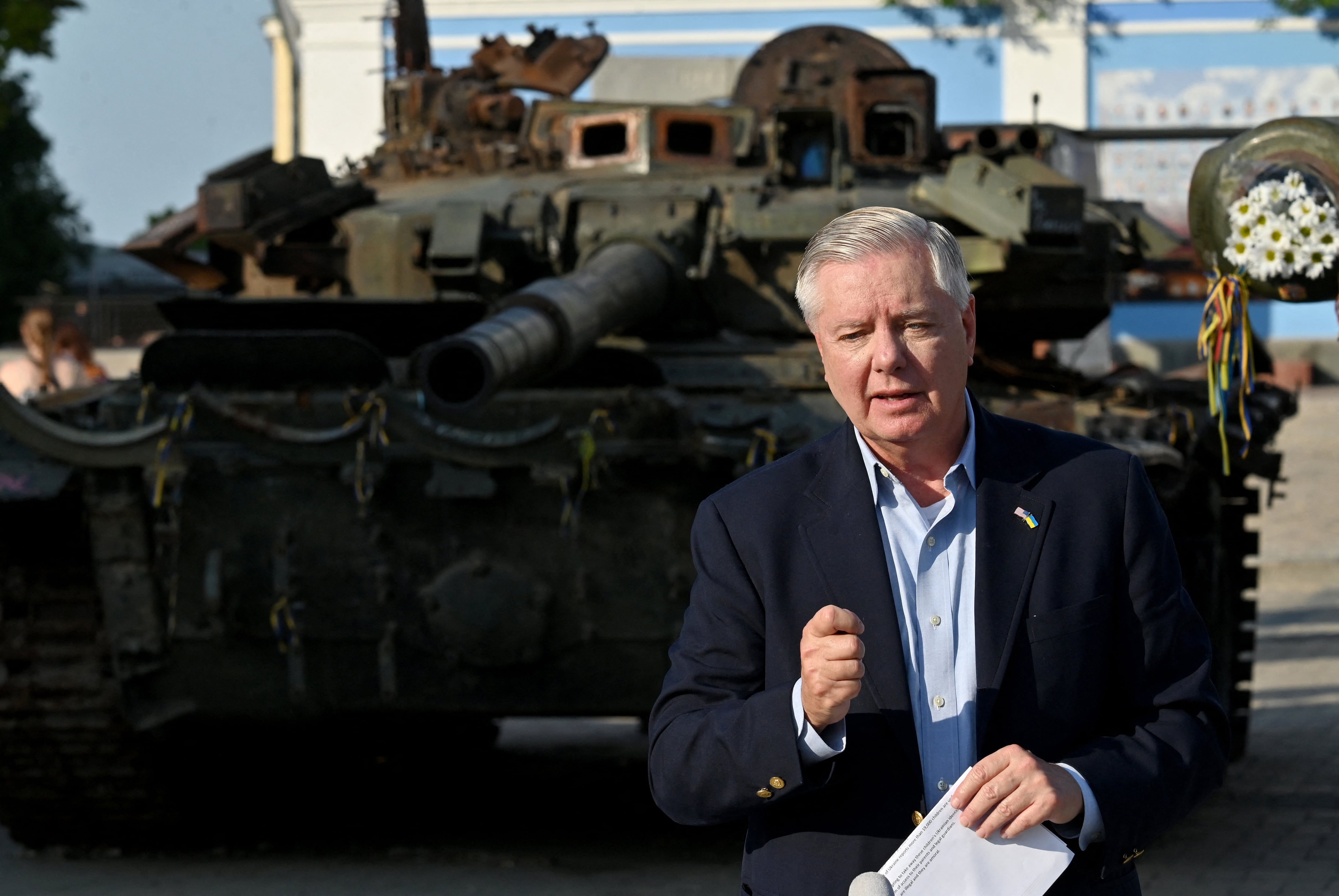 Lindsey Graham fue un defensor del apoyo de Estados Unidos a Ucrania durante la guerra con Rusia. En la imagen, durante una visita a Kiev en 2023.