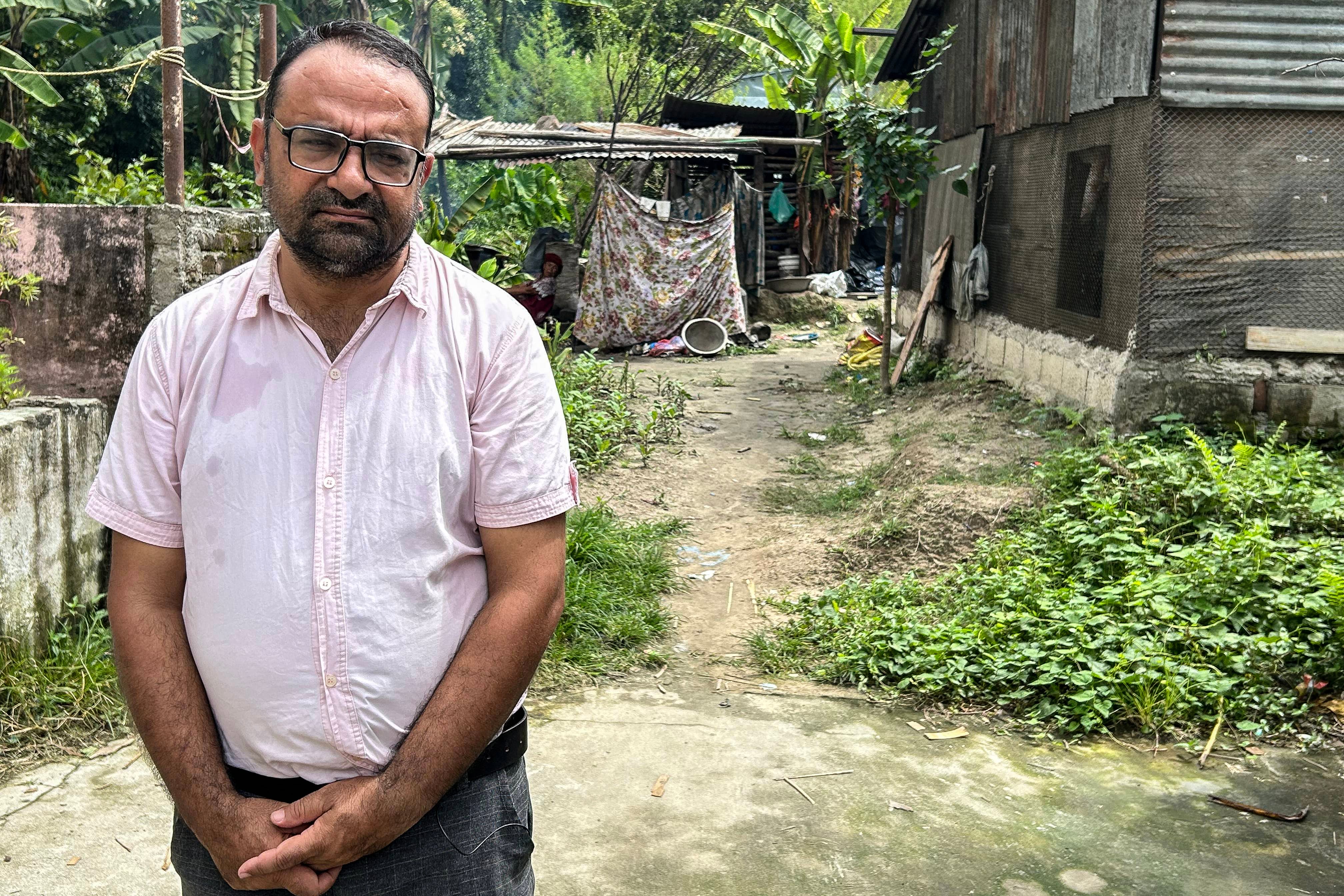 Rajendra Dawadi, de 47 años, director de la escuela secundaria de Trishuli Bazaar, posa para una fotografía en un jardín junto a su vivienda, en el distrito de Nuwakot, Nepal, el 4 de setiembre de 2026.