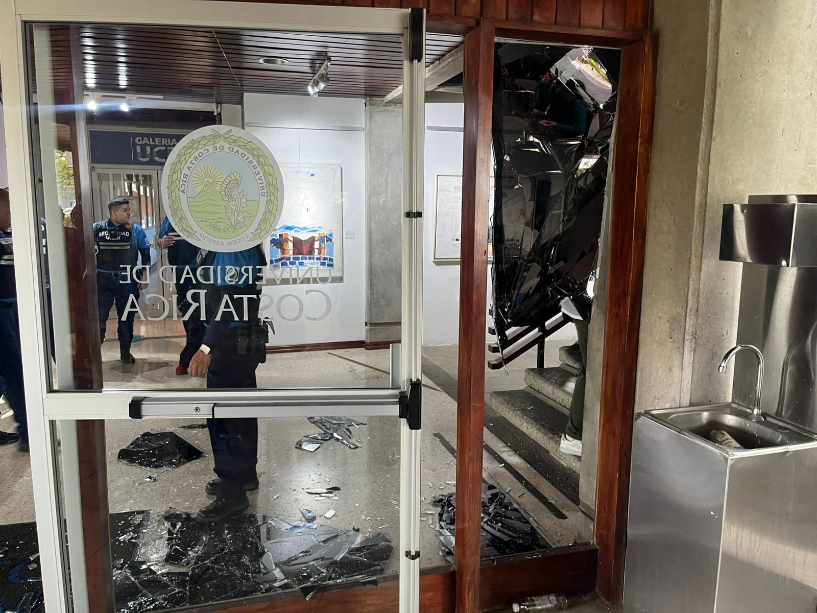 Estudiantes de la UCR ingresaron a la fuerza a las instalaciones de la Rectoría.