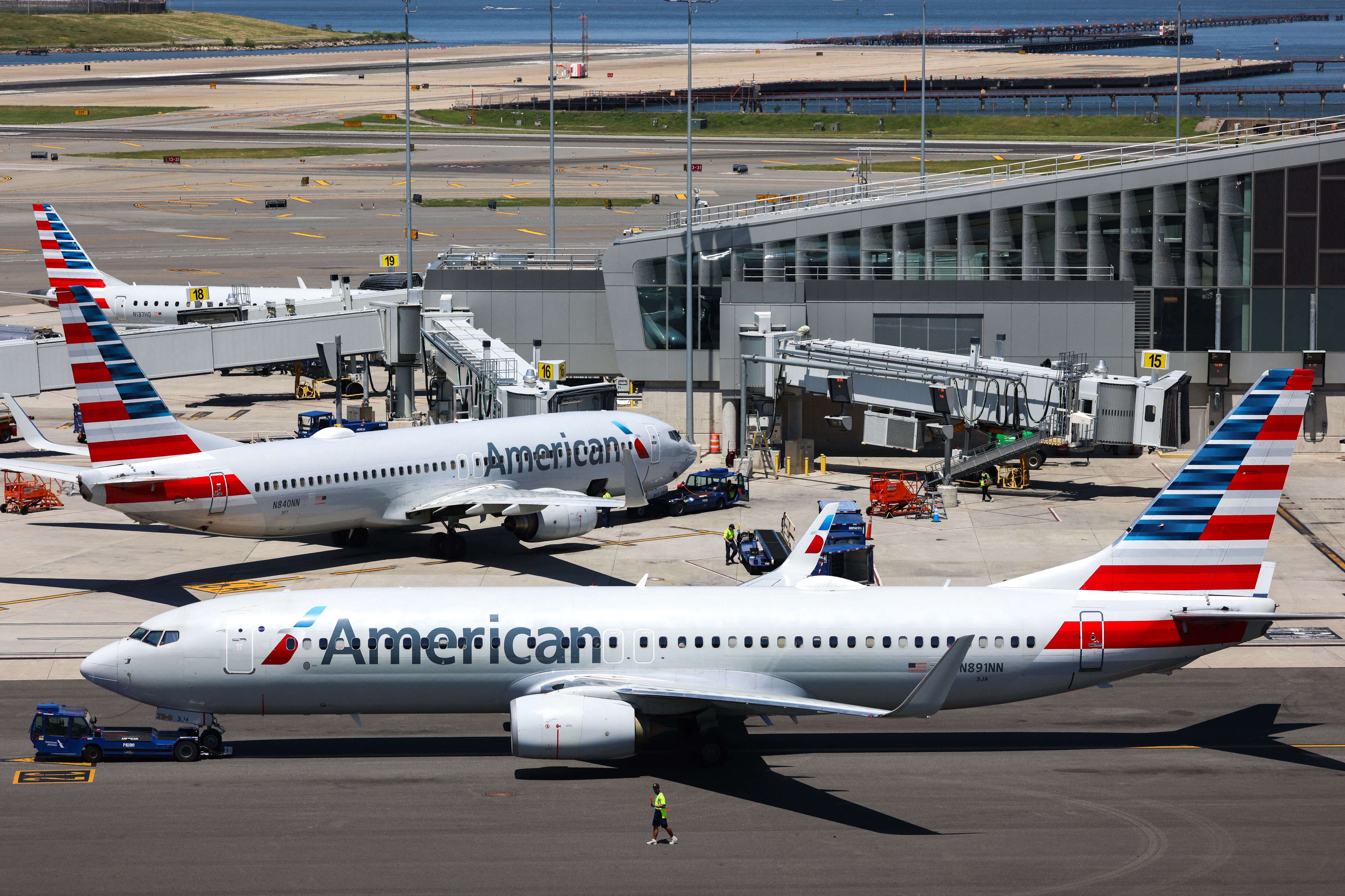 merican Airlines, la mayor aerolínea del mundo, suspendió el 24 de diciembre todos sus vuelos dentro de Estados Unidos debido a un “problema técnico”.