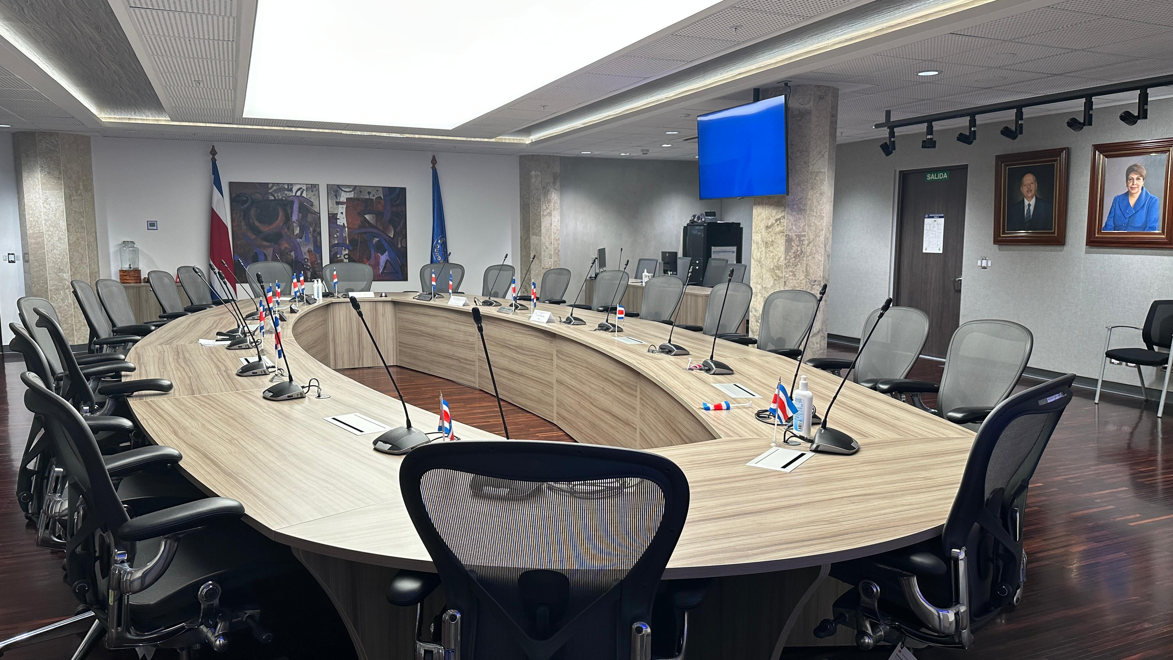 Mesa de la junta directiva de la Caja Costarricense de Seguro Social (CCSS) vacía, se utiliza para ilustrar contenido sobre la nueva reunión de la Junta Directiva, luego de un mes de no reunirse.