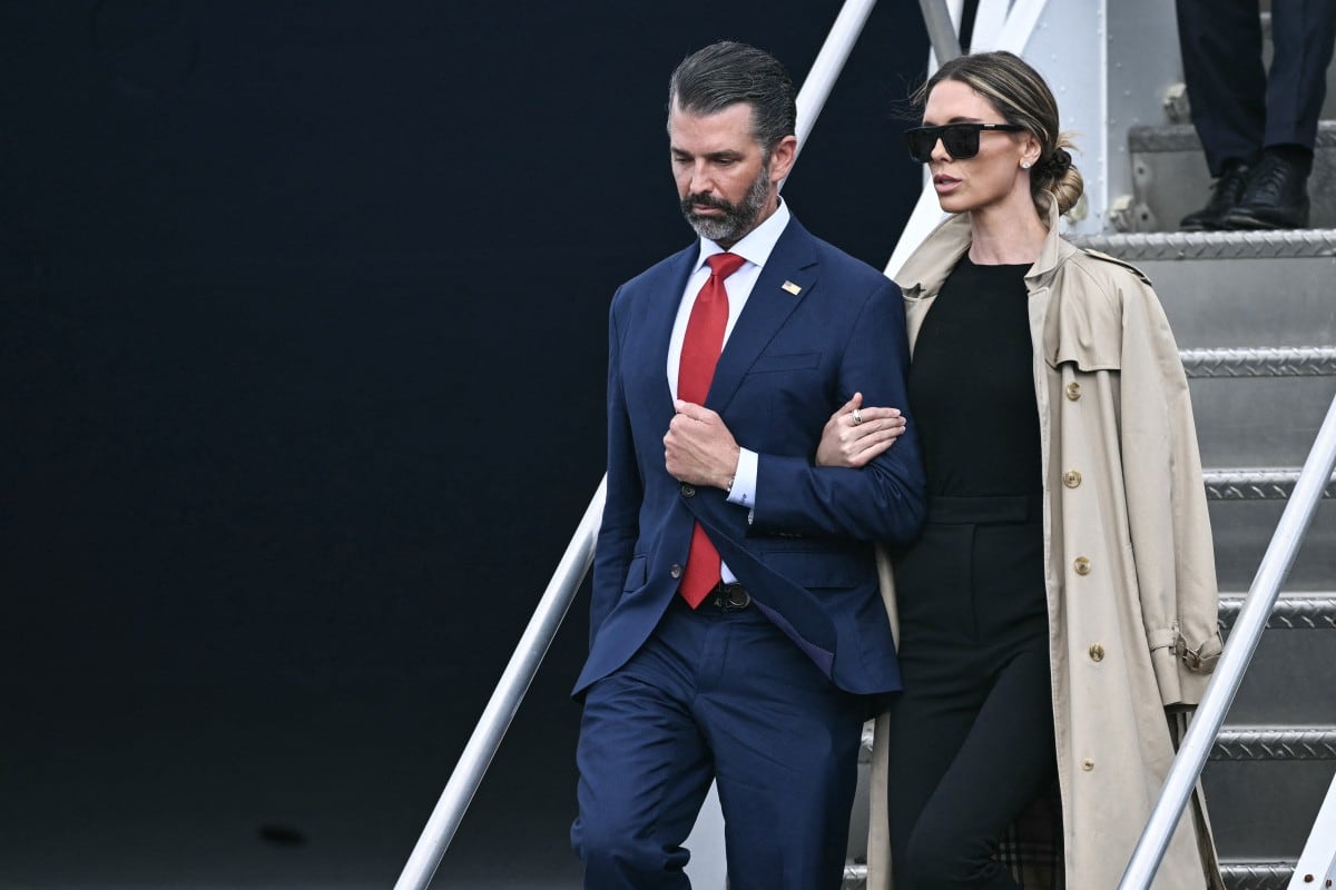 Donald Trump Jr. y su esposa, Bettina (der.), descienden del Air Force One a su llegada con el presidente de Estados Unidos, Donald Trump, al aeropuerto de Shannon, en Shannon, oeste de Irlanda