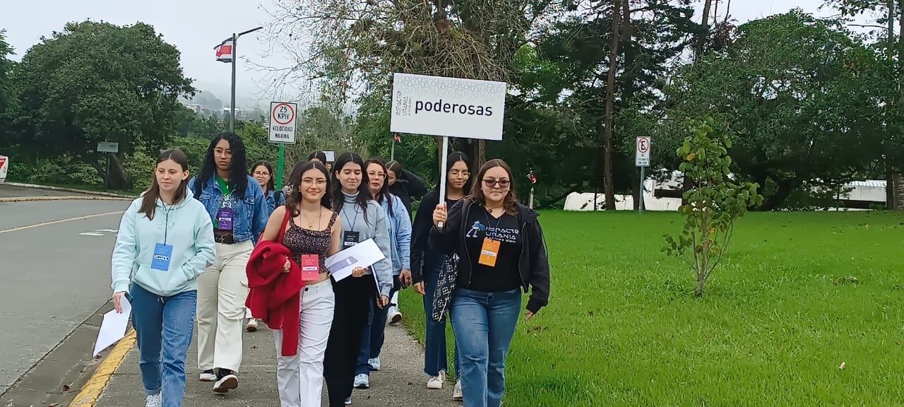Grupo de jóvenes mujeres en el Instituto Tecnológico de Costa Rica que eligieron estudiar carreras STEM, rompiendo estereotipos de género.