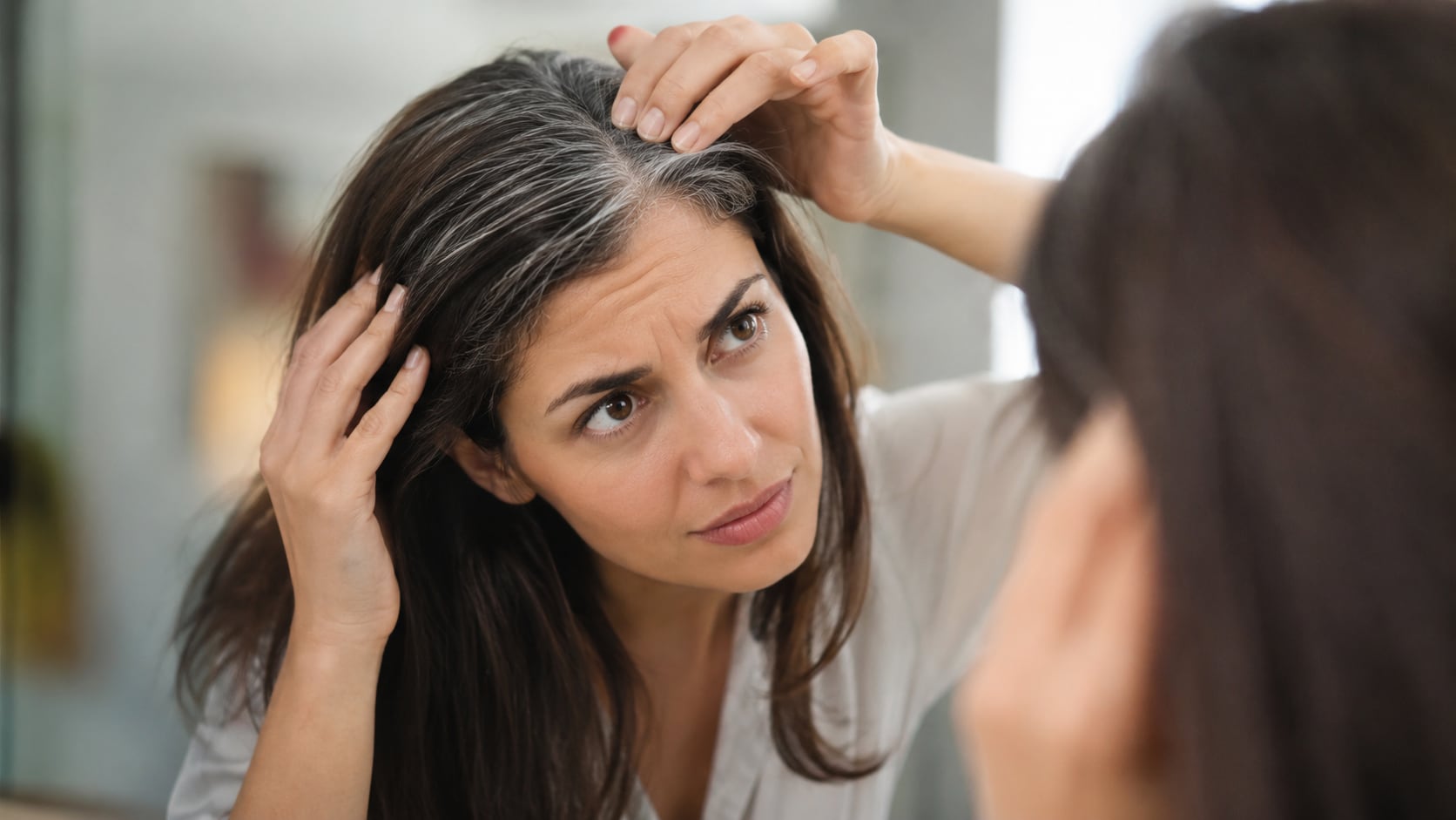 Especialista explicó por qué aparecen las canas, qué hábitos aumentan el riesgo y si existe alguna forma de revertirlas.