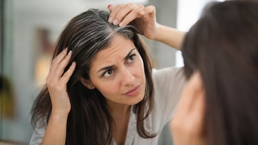 Canas: los hábitos que pueden acelerar su aparición y qué tan posible es revertirlas