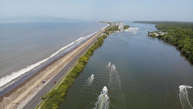 Fuerza Pública detiene a dos hombres sospechosos de lanzar marihuana a estero en Puntarenas