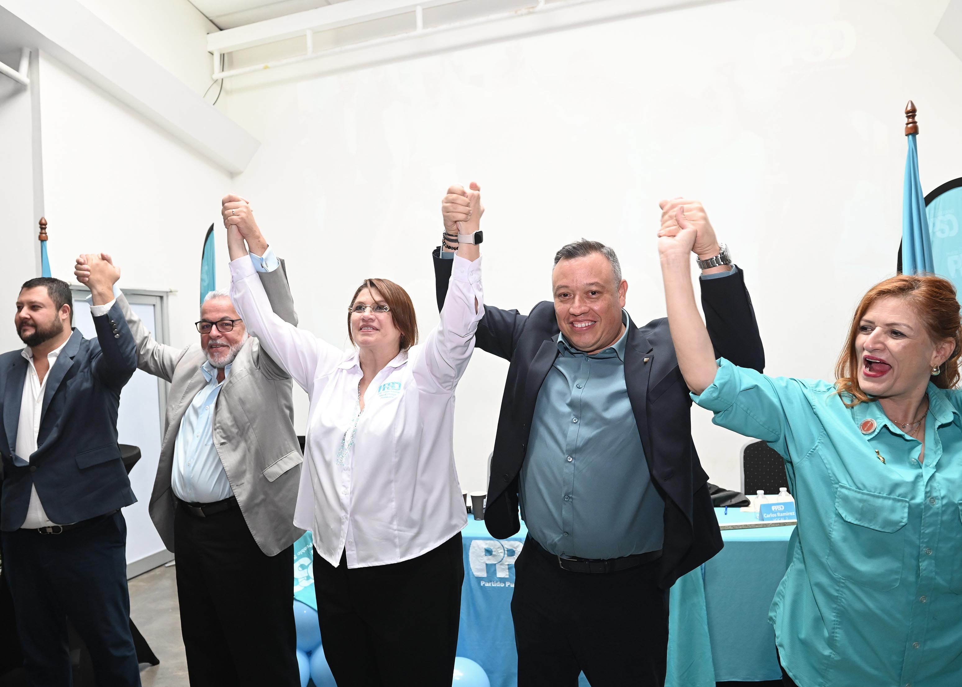 01 de junio del 2025. Auditorio del Grupo Moreno en Pavas. 11:00 hrs. Dirigentes y delegados del Partido Pueblo Soberano eligieron al exministro Francisco Gamboa como secretario general. En una asamblea realiada en el salón de eventos Grupo Moreno y con la presencia de 63 delegados se llevó a cabo la elección poco después del mediodía. En la foto: Francisco Gamboa es recibido por los simpatizantes del partido. Foto: Albert Marín.