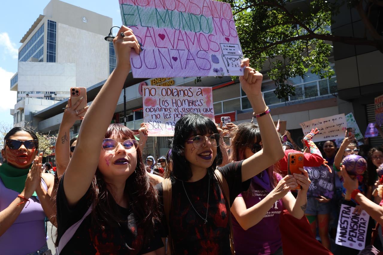 Cientos de manifestantes, con pancartas, banderas y sus rostros pintados, lanzaron consignas en pro de la equidad de género y la no violencia contra las mujeres.