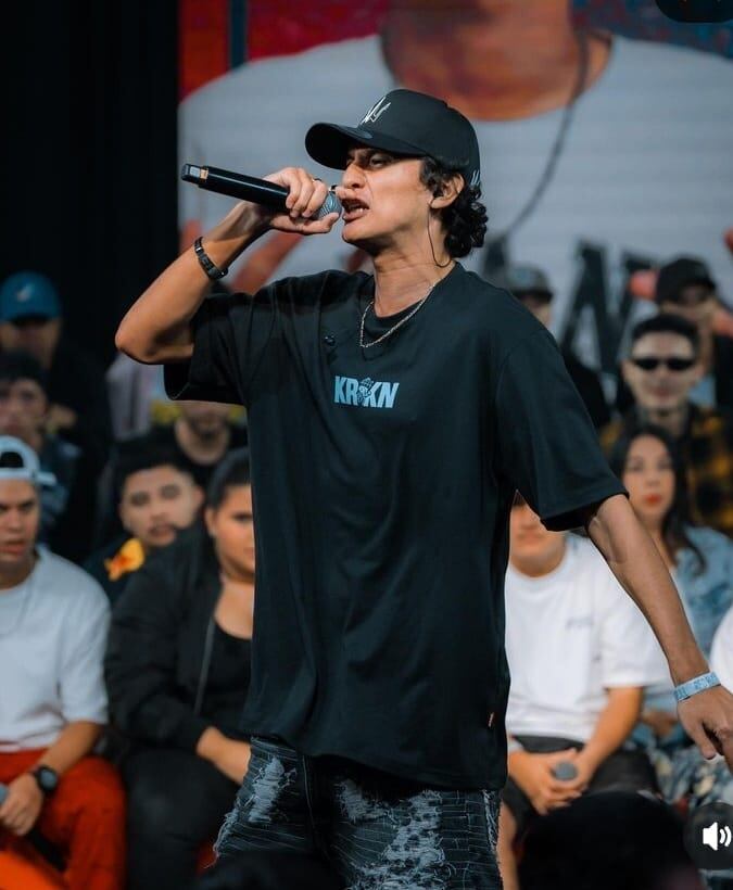 RVS rapero costarricense rapeando en el escenario.