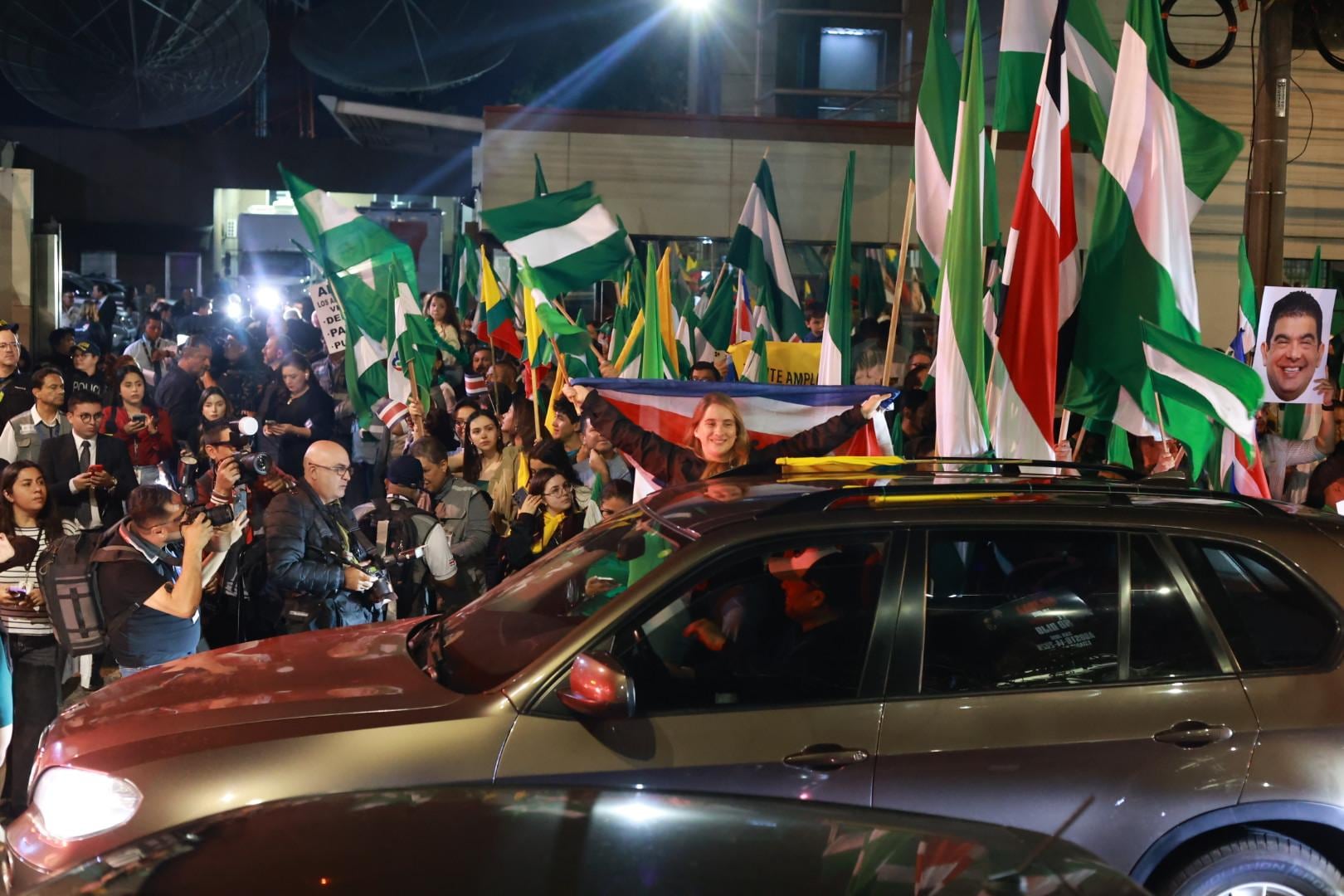 Seguidores reciben a Álvaro Ramos (PLN) en las afueras de Teletica, donde el candidato participará en el debate presidencial de Canal 7.