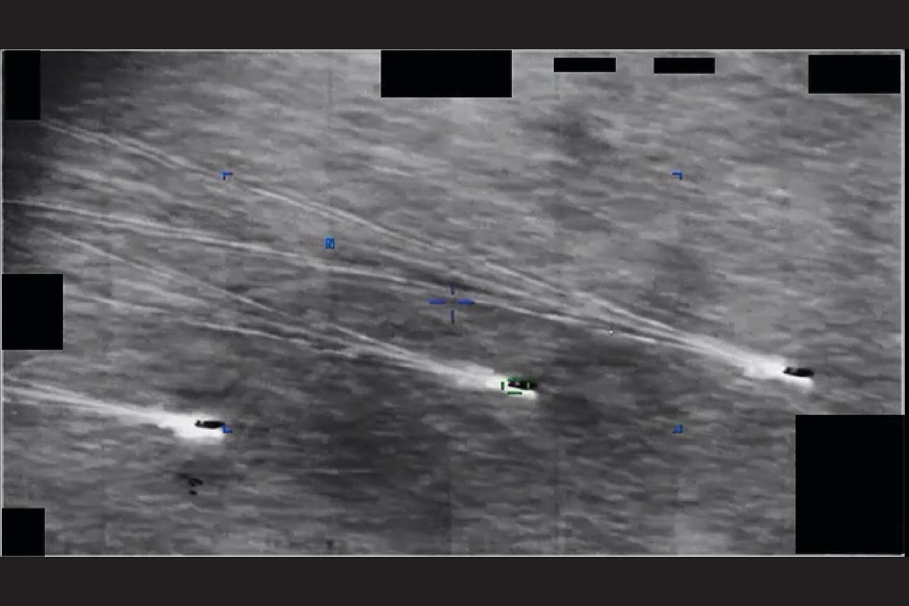 Imagen captada por un sensor infrarrojo de una plataforma militar de Estados Unidos en el área de operaciones del Comando Central durante el 2022. El material forma parte de la nueva tanda de archivos sobre fenómenos aéreos no identificados desclasificados por el Pentágono.