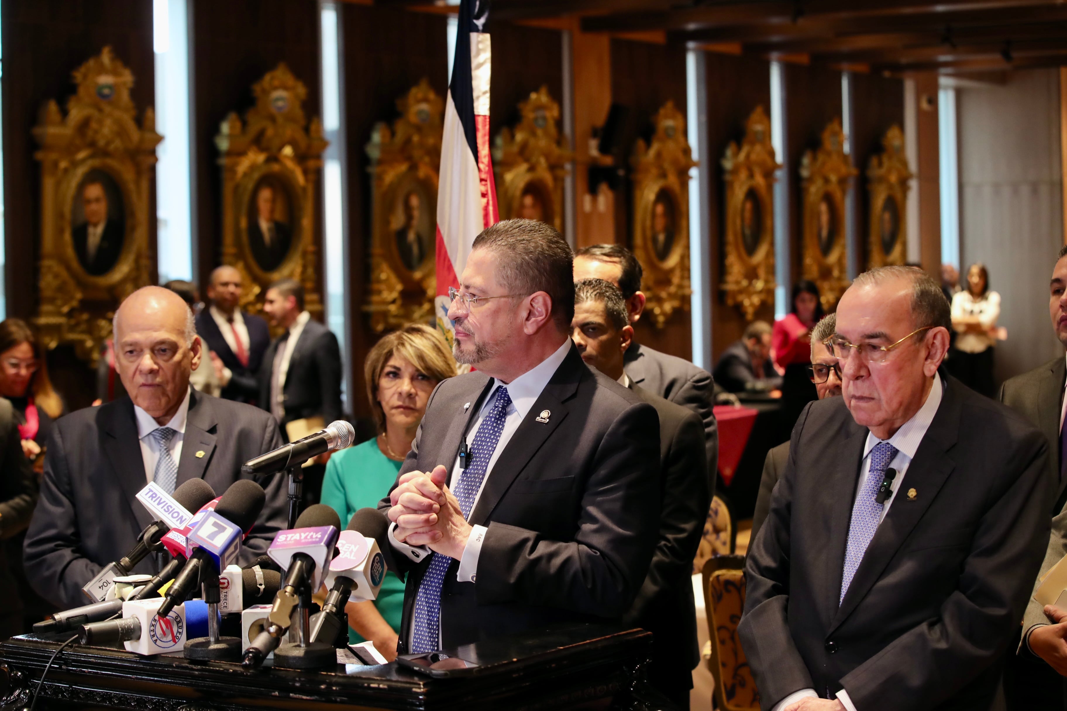 Reunión de supremos poderes para seguridad