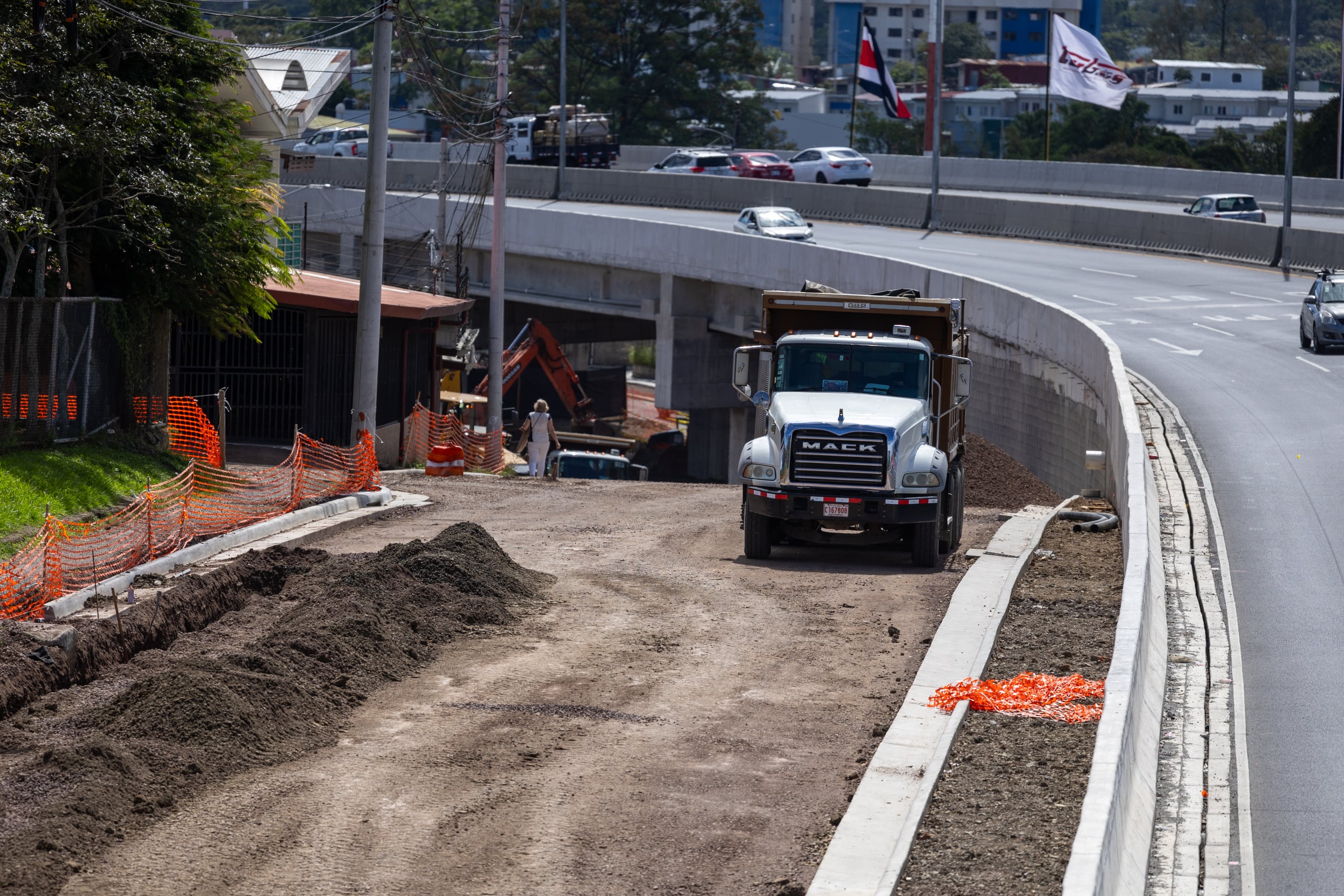 Obras viales en paso elevado entre Hatillos 3 y 4.
