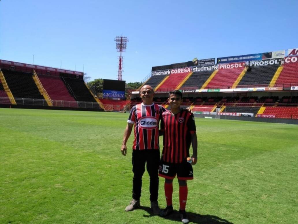 Don Mauricio Suárez está muy orgulloso de ver como su hijo Aarón va cumpliendo poco a poco sus sueños. Fotografía: Cortesía
