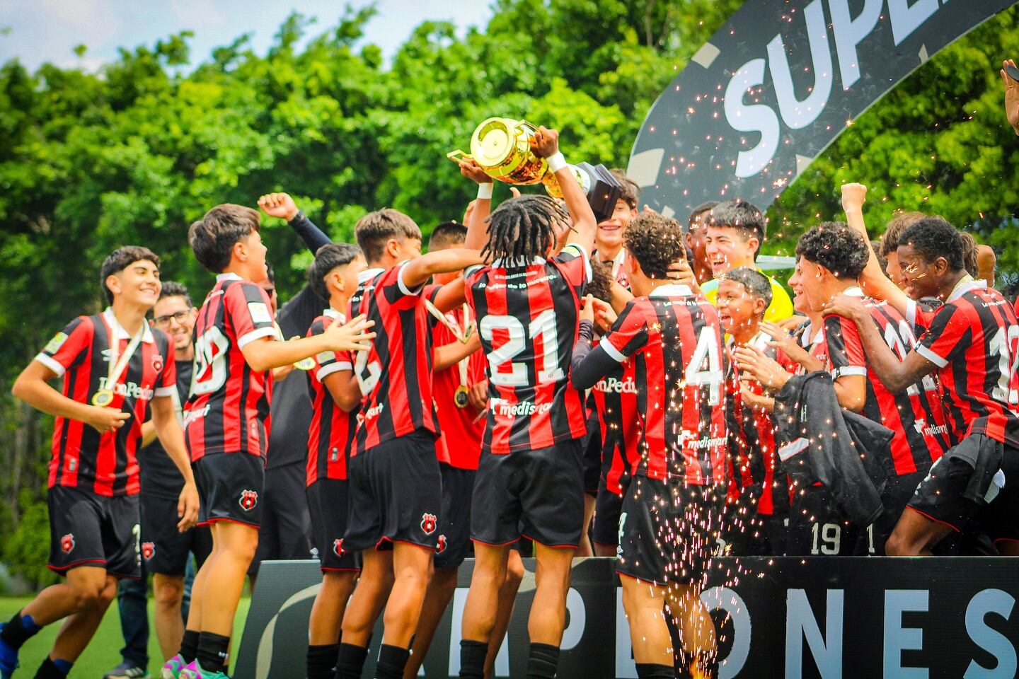 La U-15 de Liga Deportiva Alajuelense se dejó al Supercopa al vencer a Saprissa por 3-1.