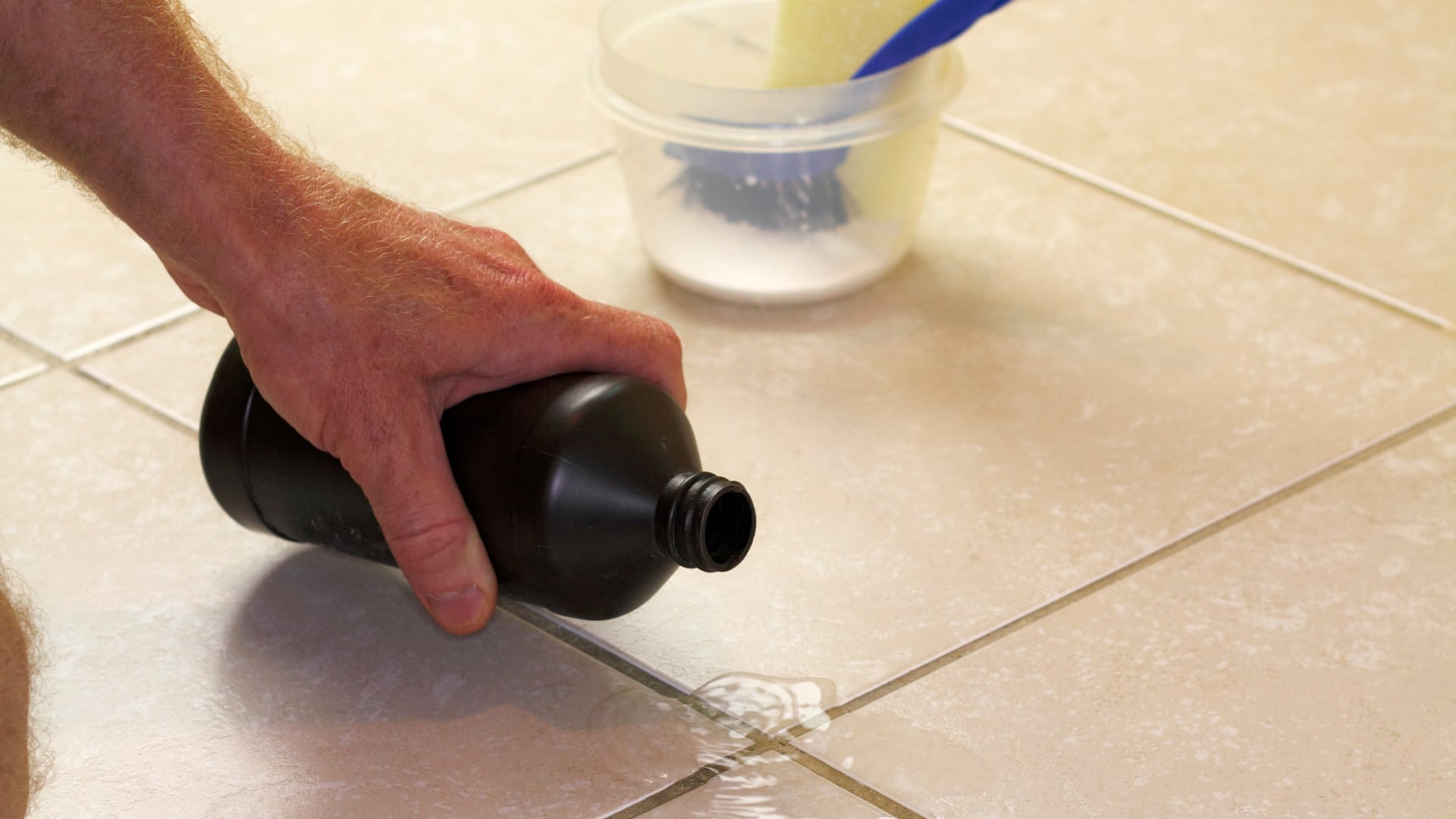 El peróxido de hidrógeno se utiliza en la cocina para desinfectar superficies, utensilios y eliminar olores gracias a su acción oxidante y segura.