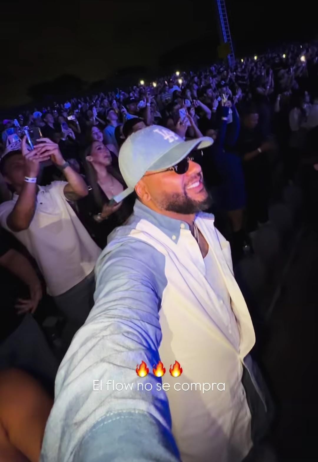 El Dari, reconocido creador de contenido, coreó todas las canciones del colombiano.