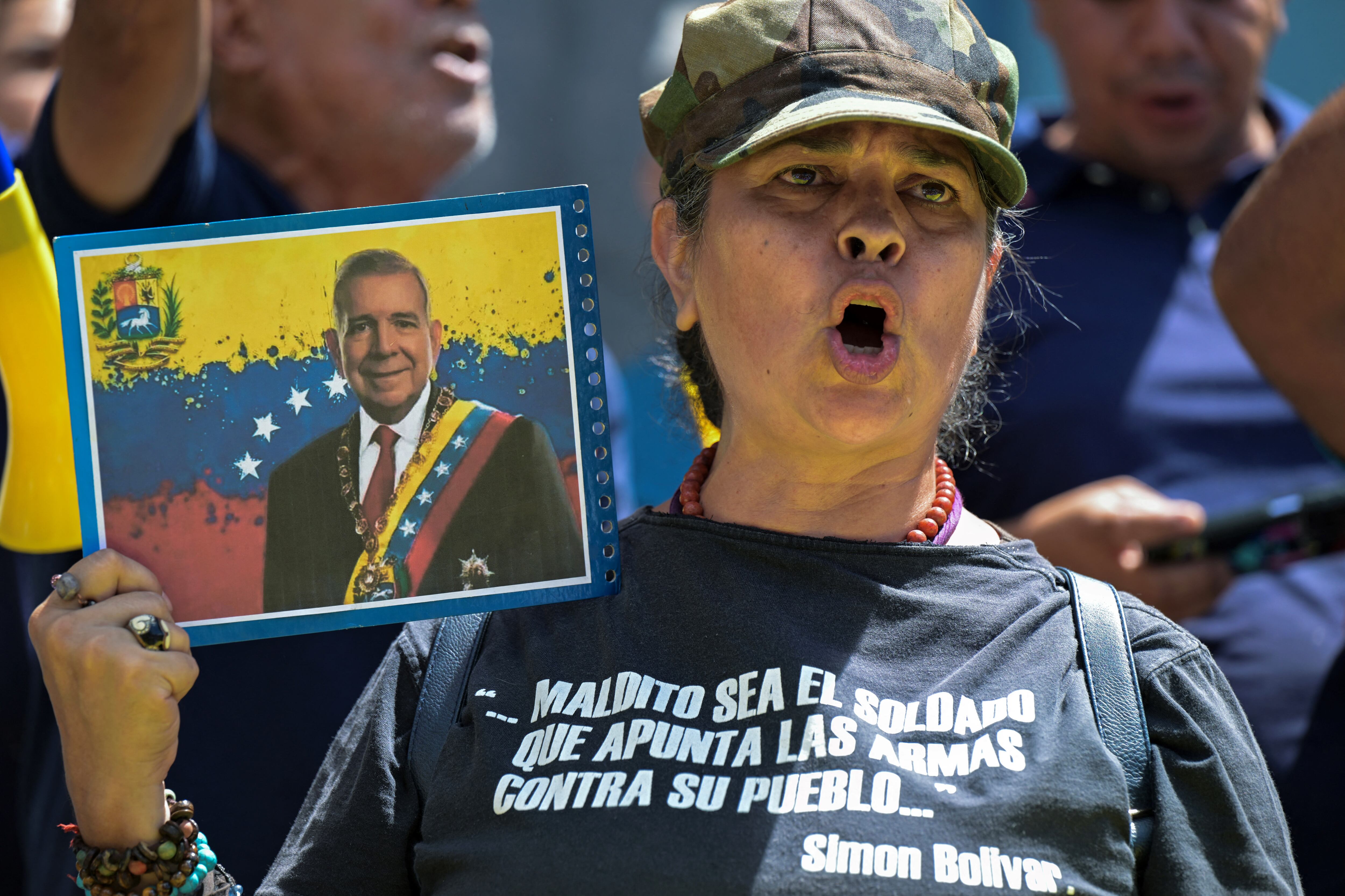 Una partidaria del candidato presidencial opositor Edmundo González Urrutia y la líder opositora María Corina Machado gritan consignas durante una manifestación de protesta frente a la sede de las Naciones Unidas en Caracas.