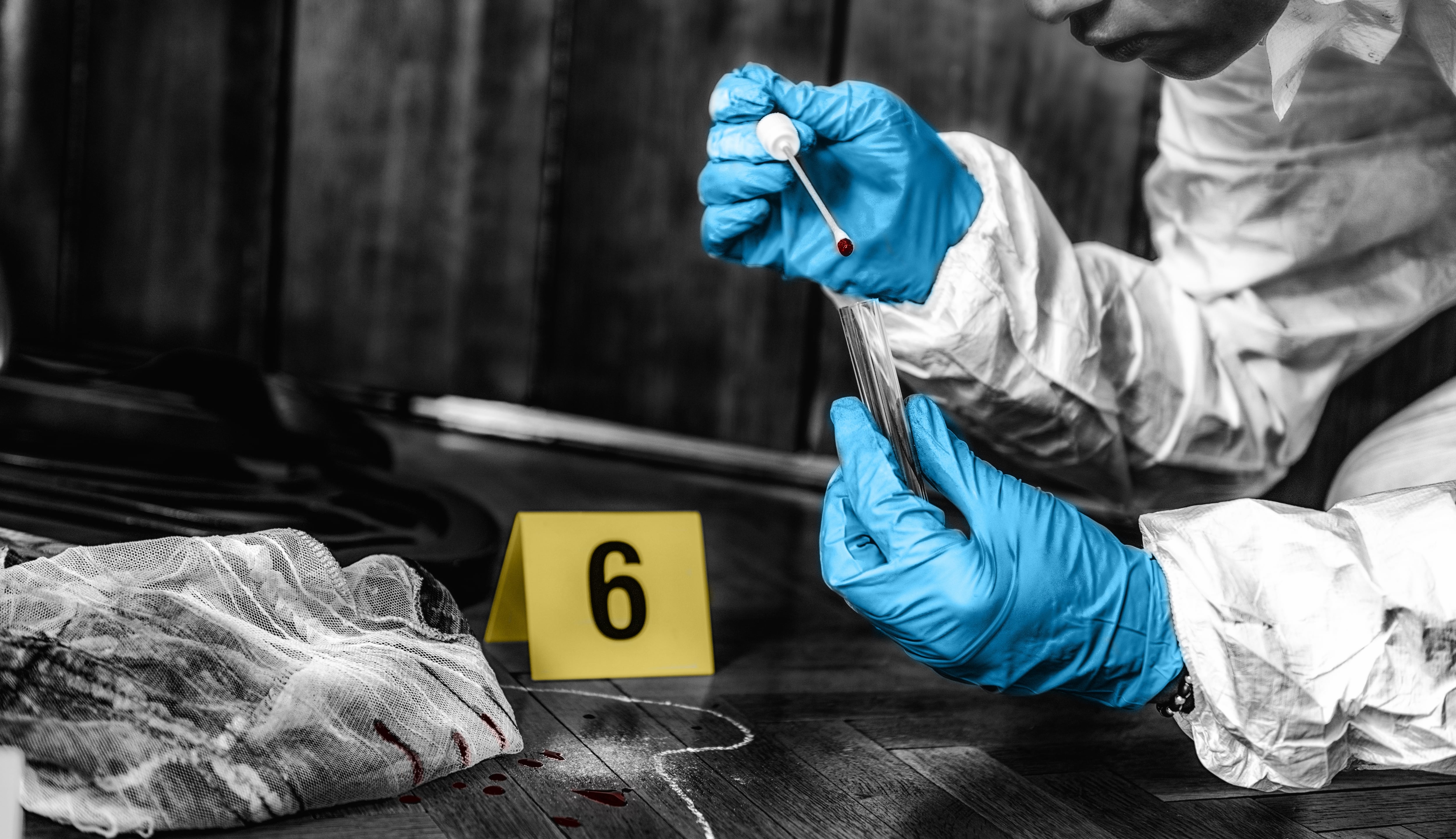 Investigador forense recoge muestra de sangre en escena del crimen, violencia, inseguridad, homicidios, asesinatos, crisis de seguridad