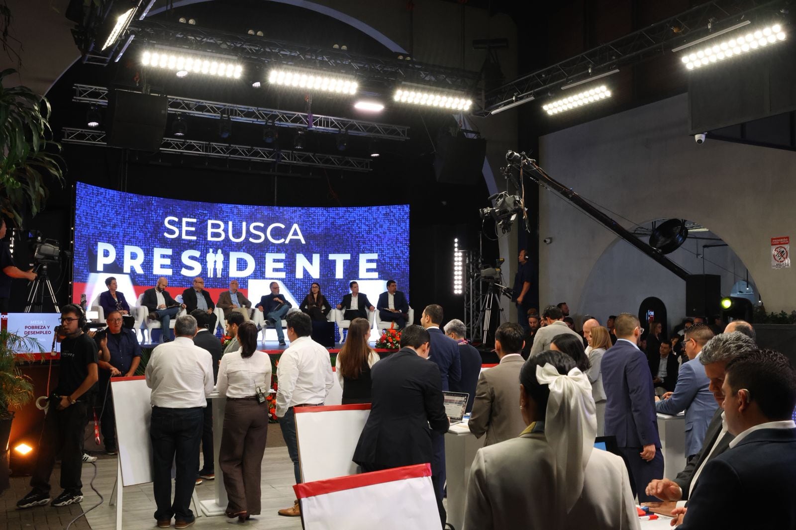 El debate del canal ¡OPA! se realiza entre ocho candidatos presidenciales de cara a las elecciones del próximo 1.° de febrero.