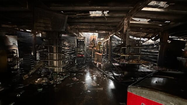 Incendio consumió un supermercado y un gimnasio en Llanos de Santa Lucía, en Paraíso de Cartago.