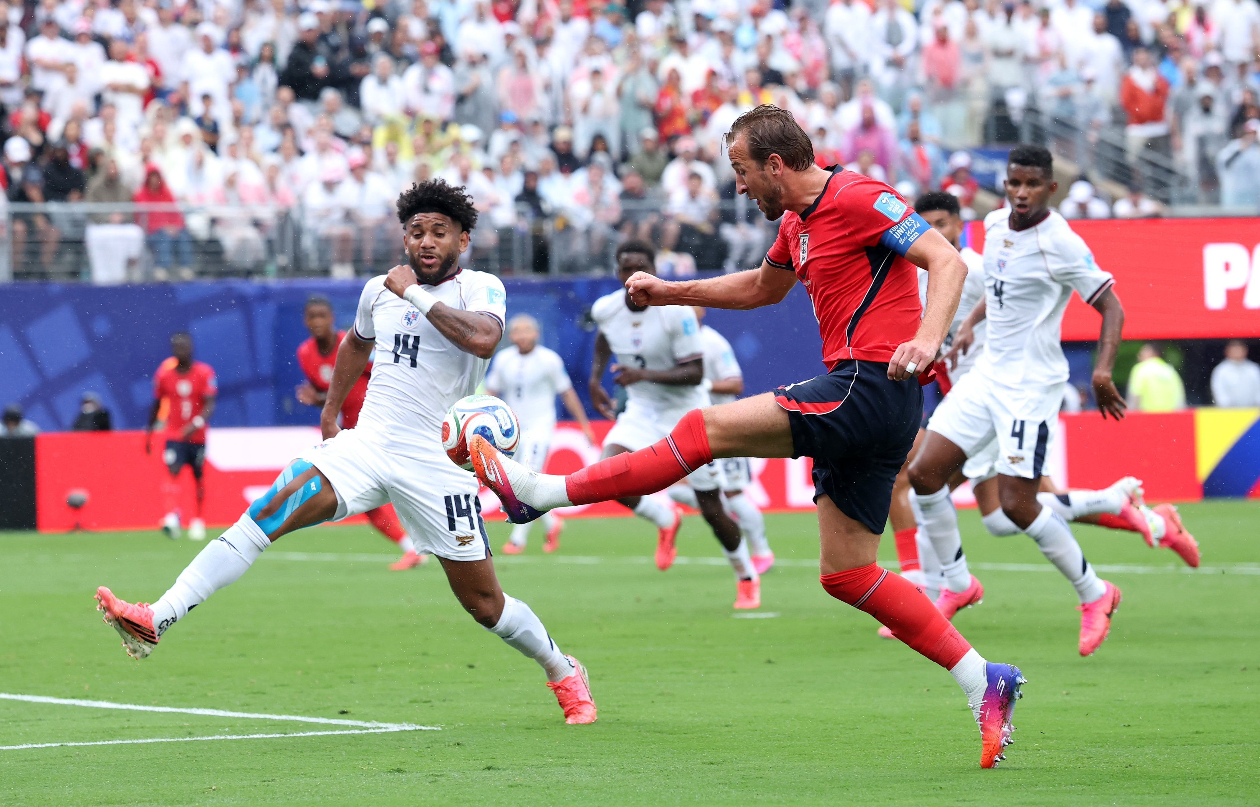 Harry Kane buscó el gol de manera incansable en el partido entre Panamá e Inglaterra hasta que lo encontró. En la acción trata de marcarlo Carlos Harvey.