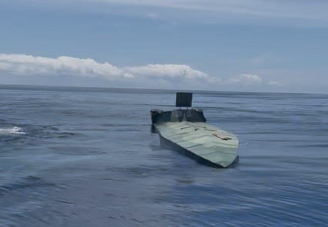 La Armada Nacional de Colombia detuvo en el Mar Caribe del primer semisumergible autónomo, con capacidad de transportar una tonelada y media de droga.