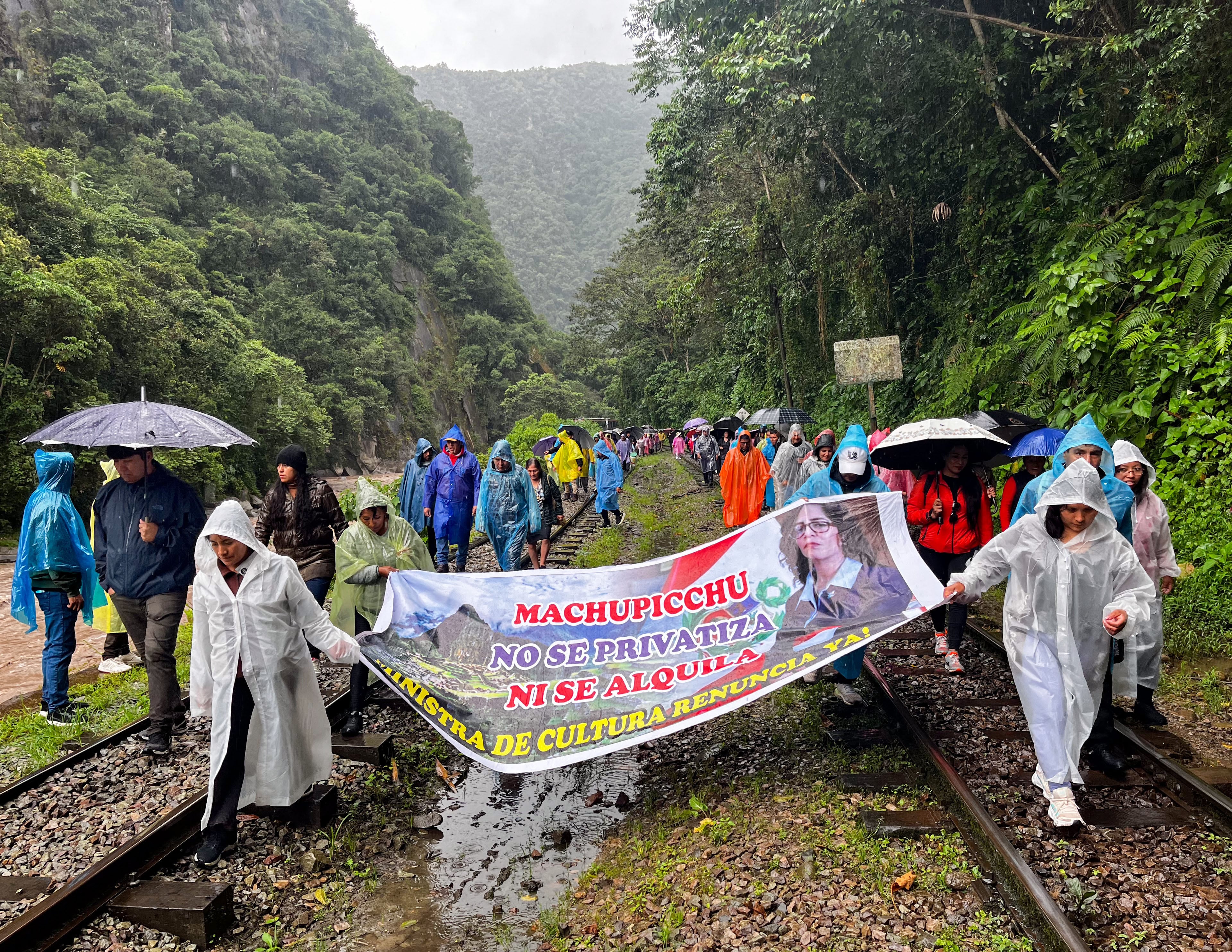 Operadores turísticos y residentes se manifiestan en las vías del tren cerca de Machu Picchu Pueblo contra la apertura de la venta online de entradas a las ruinas de la ciudadela Inca.