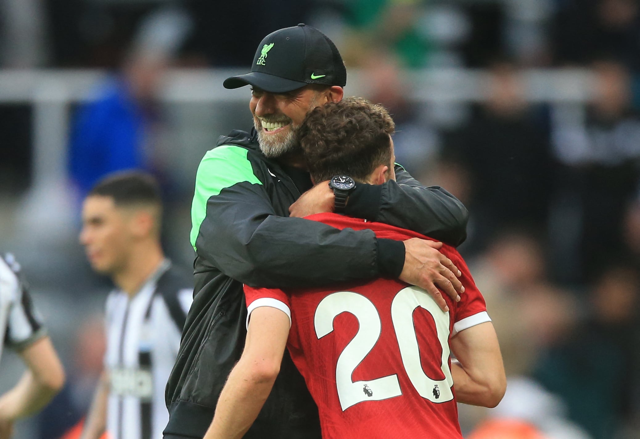 El técnico alemán Jürgen Klopp celebra con Diogo Jota luego de una victoria del Liverpool ante Newcastle United en la Liga Premier, en agosto de 2023.