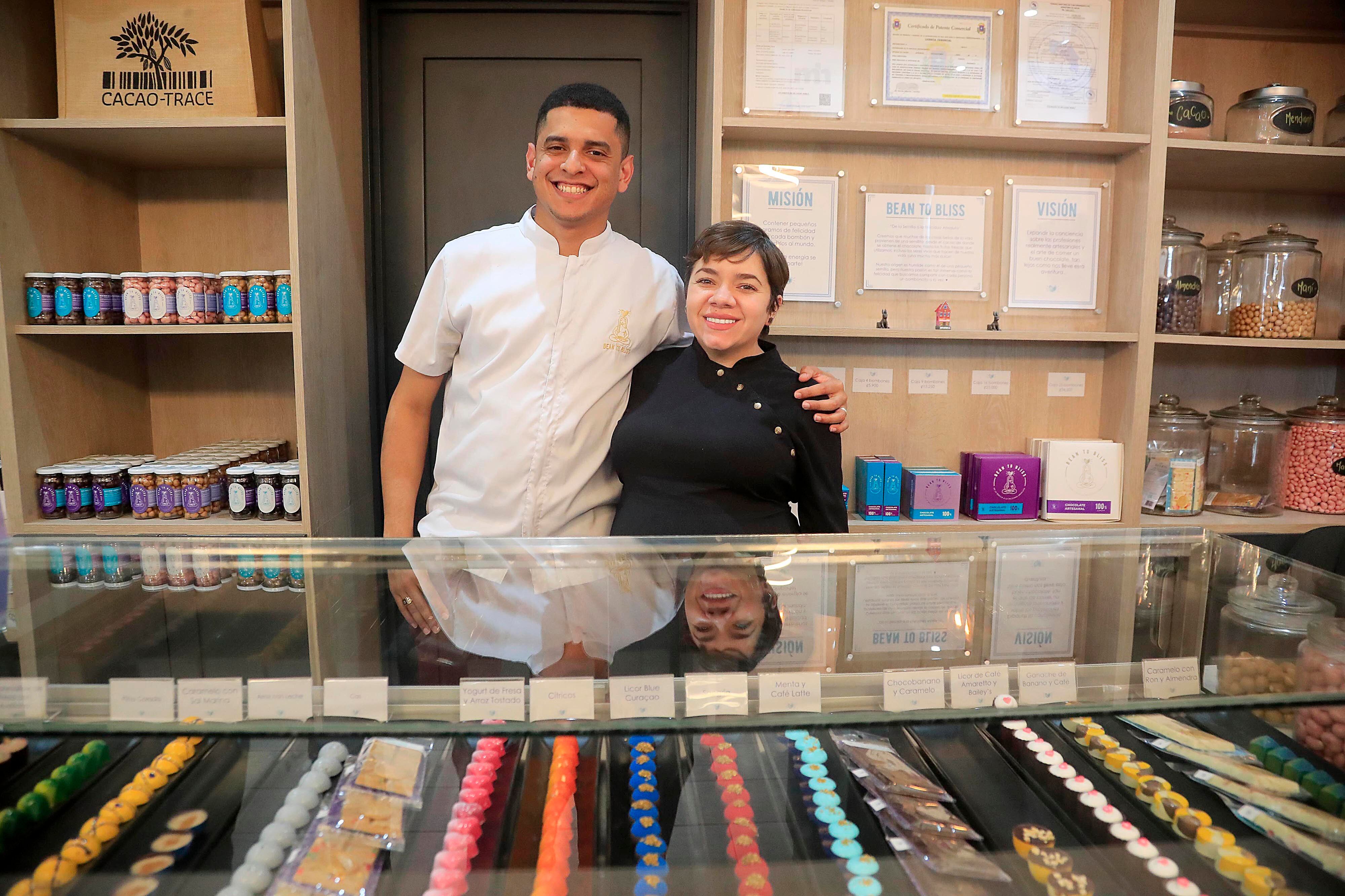 07/09/2023 Centro Comercial del Sur. Chocolatería Bean to Bliss, algo así como del grano a la felicidad absoluta. Son chocolates de autor que incluye los buscados bombones rellenos de gran cantidad de sabores y texturas.