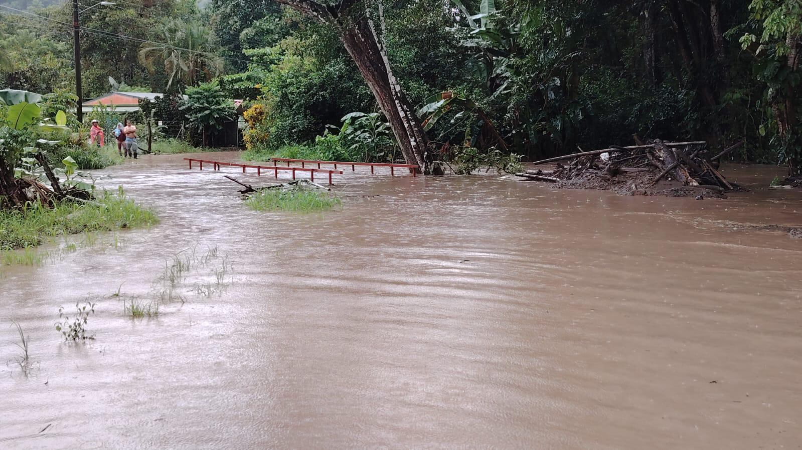 La tarde del martes en Paquera, península de Nicoya, las fuertes lluvias por efecto indirecto de la tormenta tropical Helene rebalsaron ríos y obligaron a las familias a poner enseres en alto. Foto: Cortesía Cruz Roja.