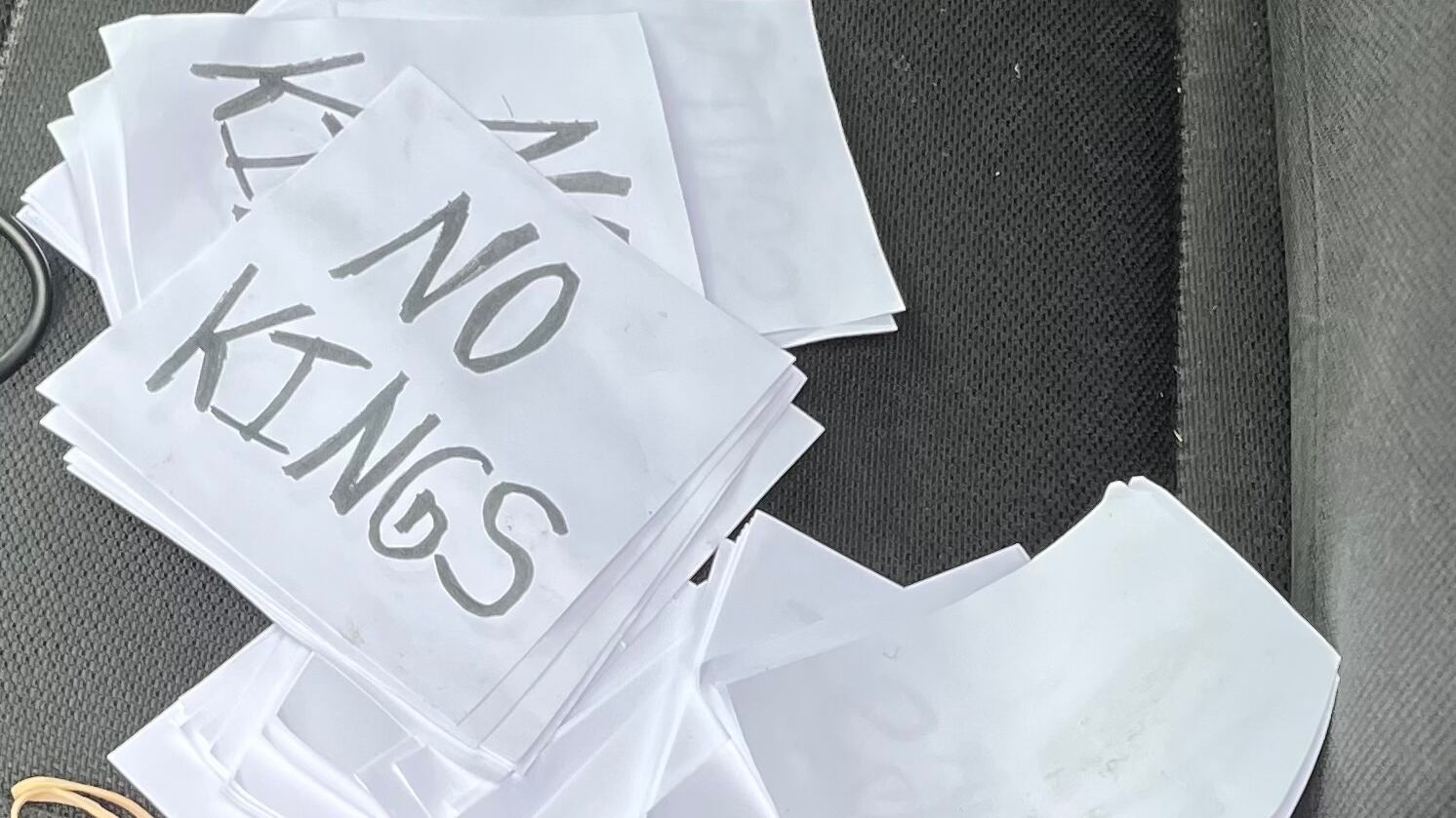 Rótulos que dicen No Kings.