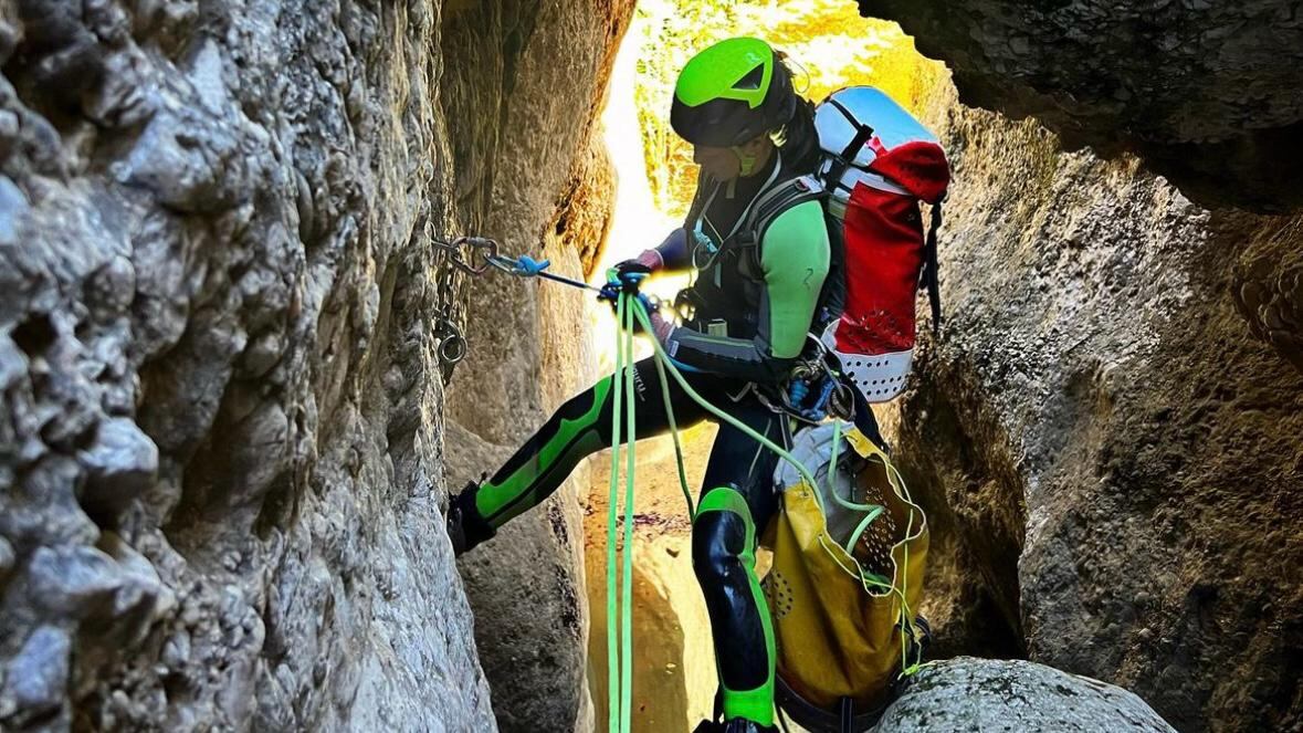 Realice canyoning con las medidas de seguridad y el equipo necesario.