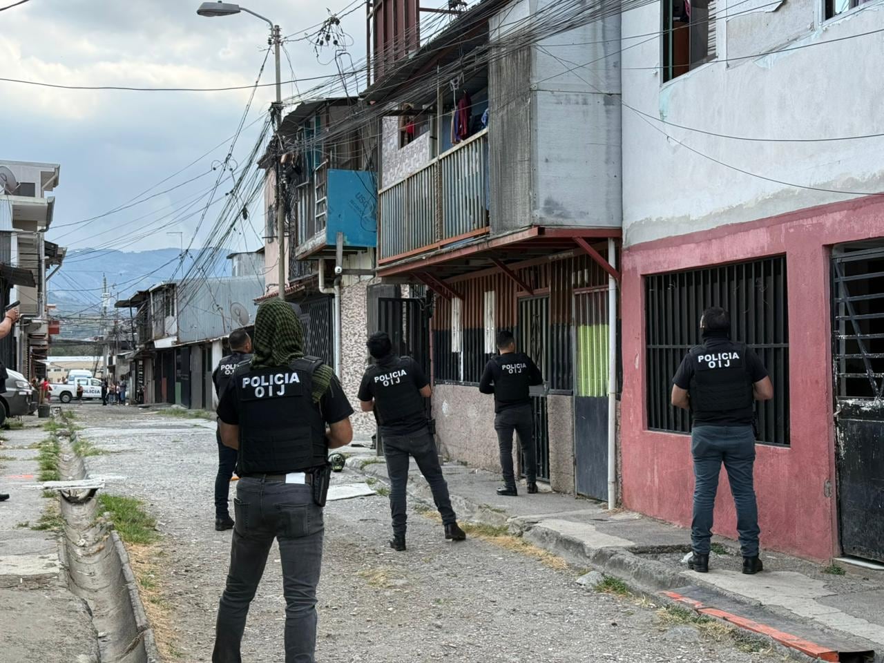 Agentes de la Sección Especializada Antidrogas del OIJ, intervinieron en ocho viviendas en Pavas y León XIII en busca de sospechosos del delito de infracción a la Ley de psicotrópicos.